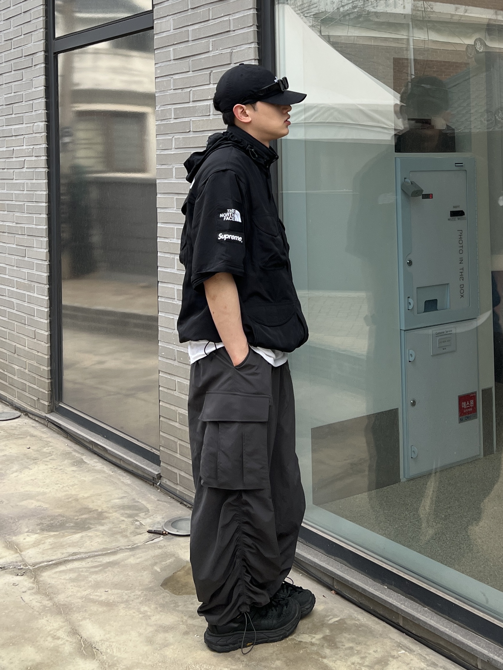 Supreme x The North Face Trekking Convertible Jacket Black - 22SS, Hoka Tor Ultra Hi WP Black 2018 착용 스타일 - 4