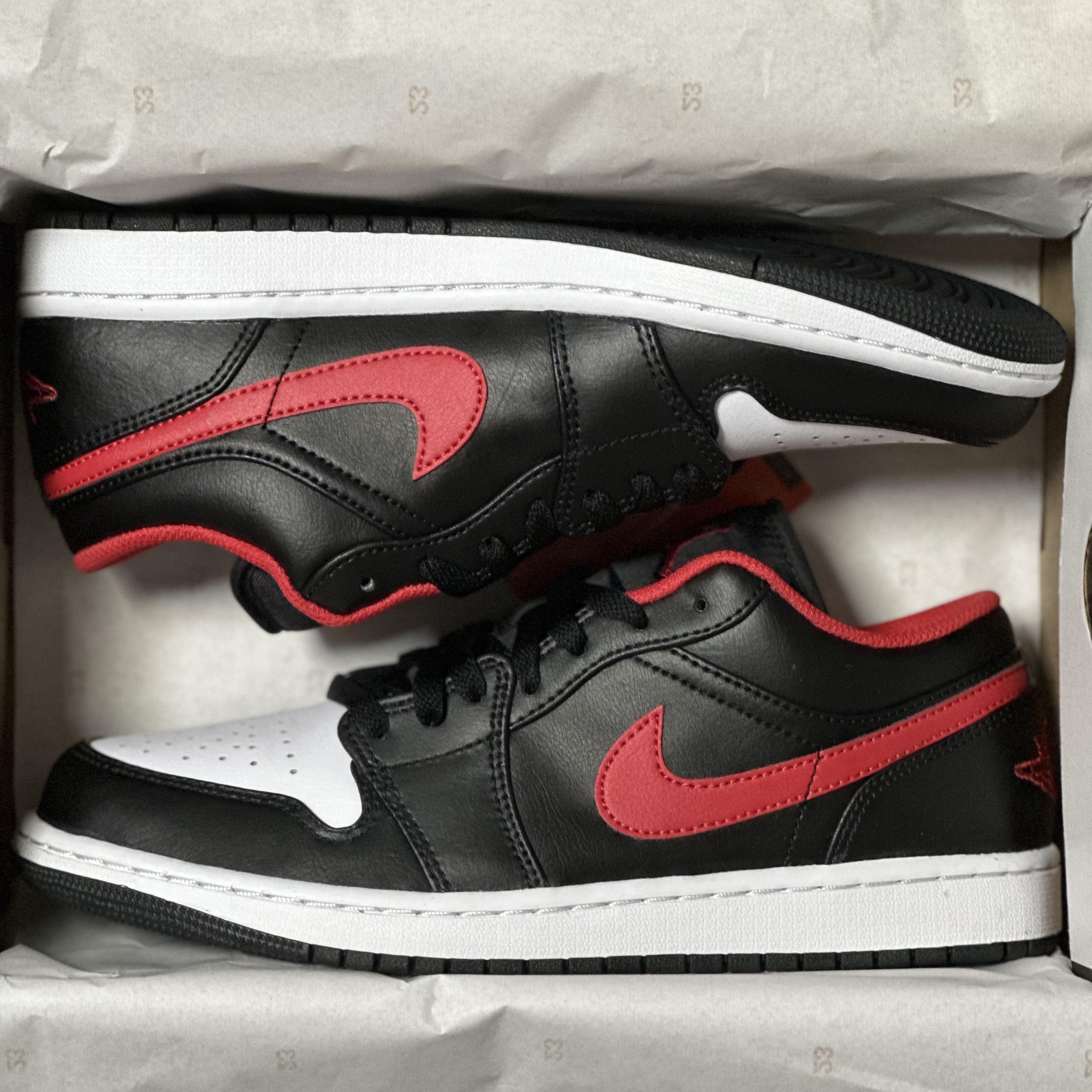 Jordan 1 Low Black Fire Red 착용 스타일