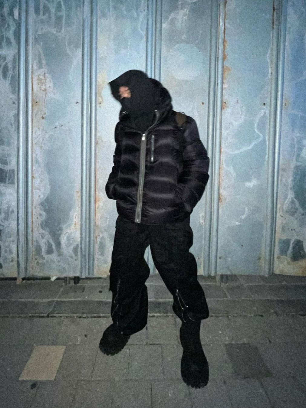 [KREAM 단독] AOP Tetsdo 6 Rail Cargo Pants Black 착용 스타일 - 2