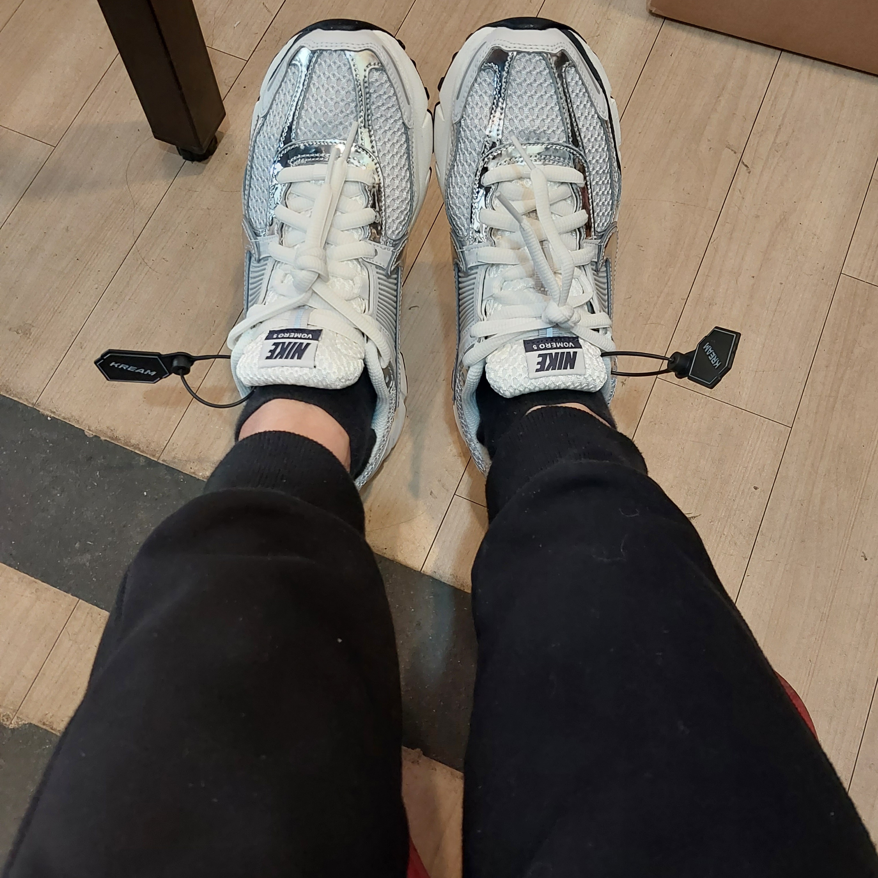 (W) Nike Zoom Vomero 5 Photon Dust and Metallic Silver 착용 스타일 - 1