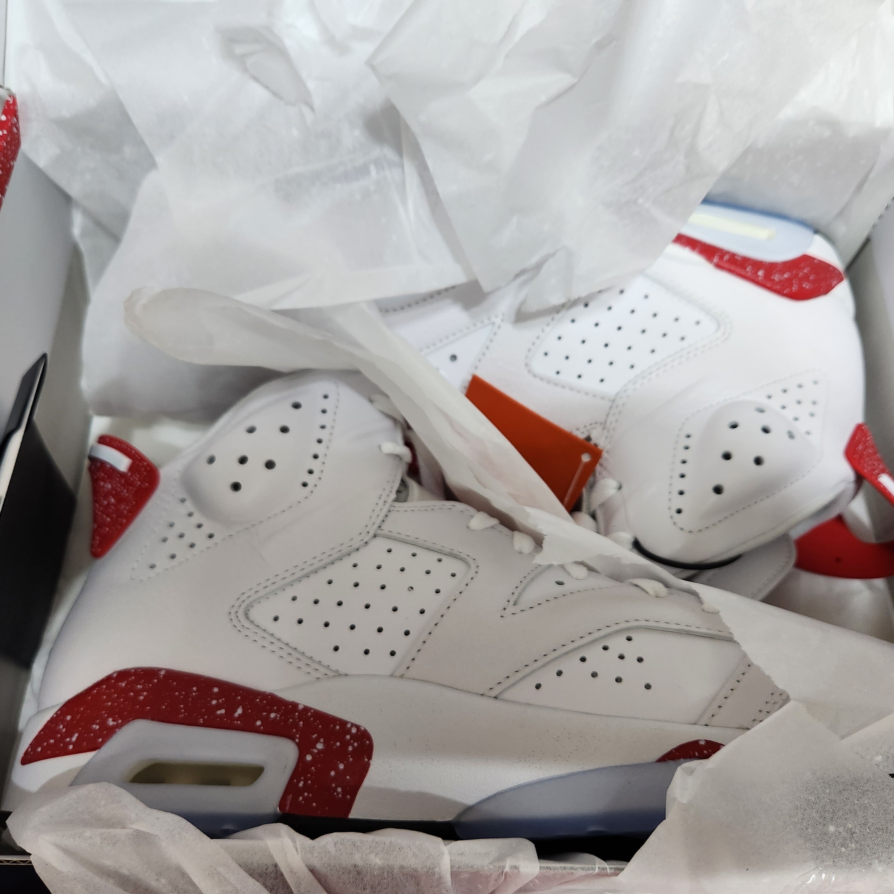 Jordan 6 Retro White and University Red 착용 스타일 - 3