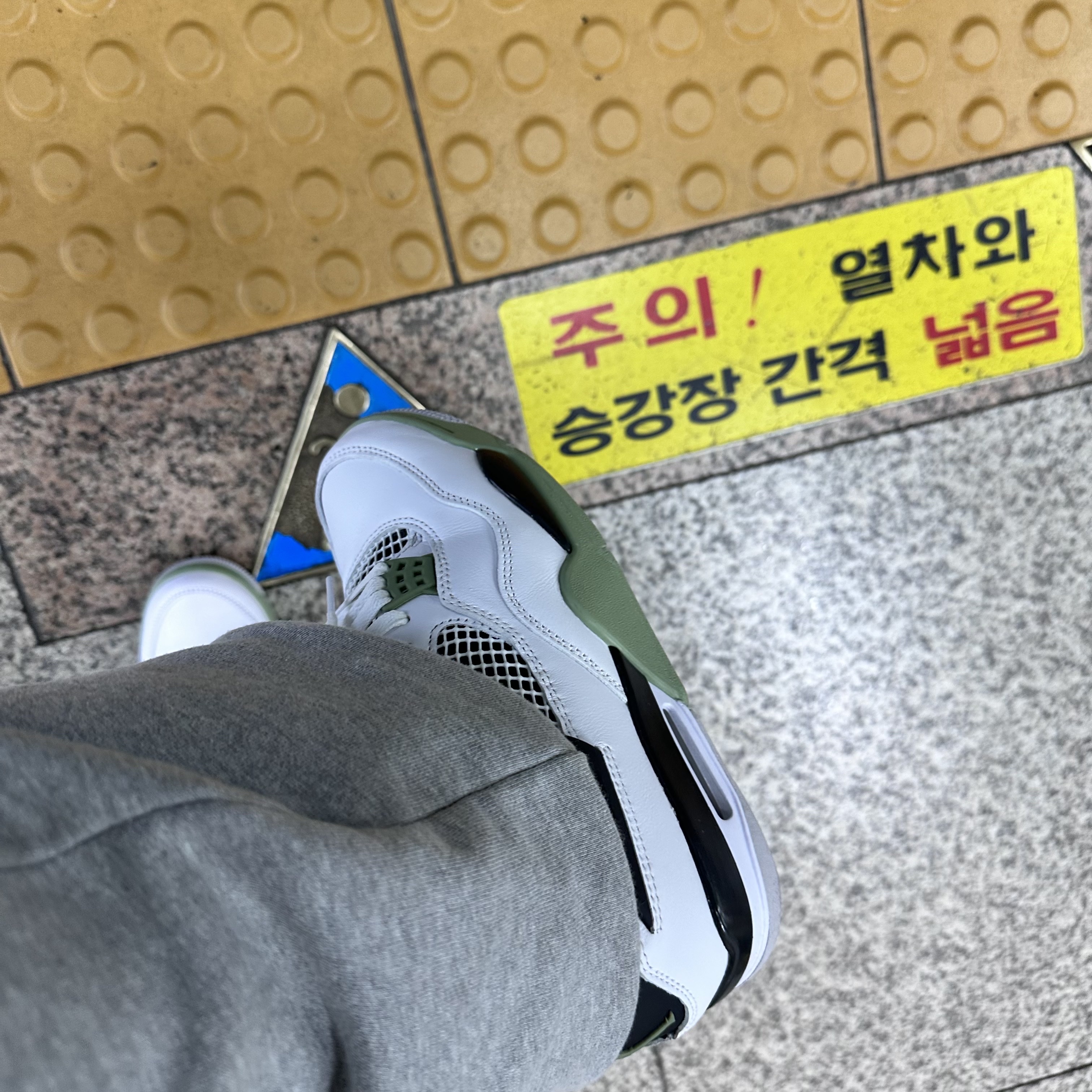 (W) Jordan 4 Retro Oil Green 착용 스타일 - 2