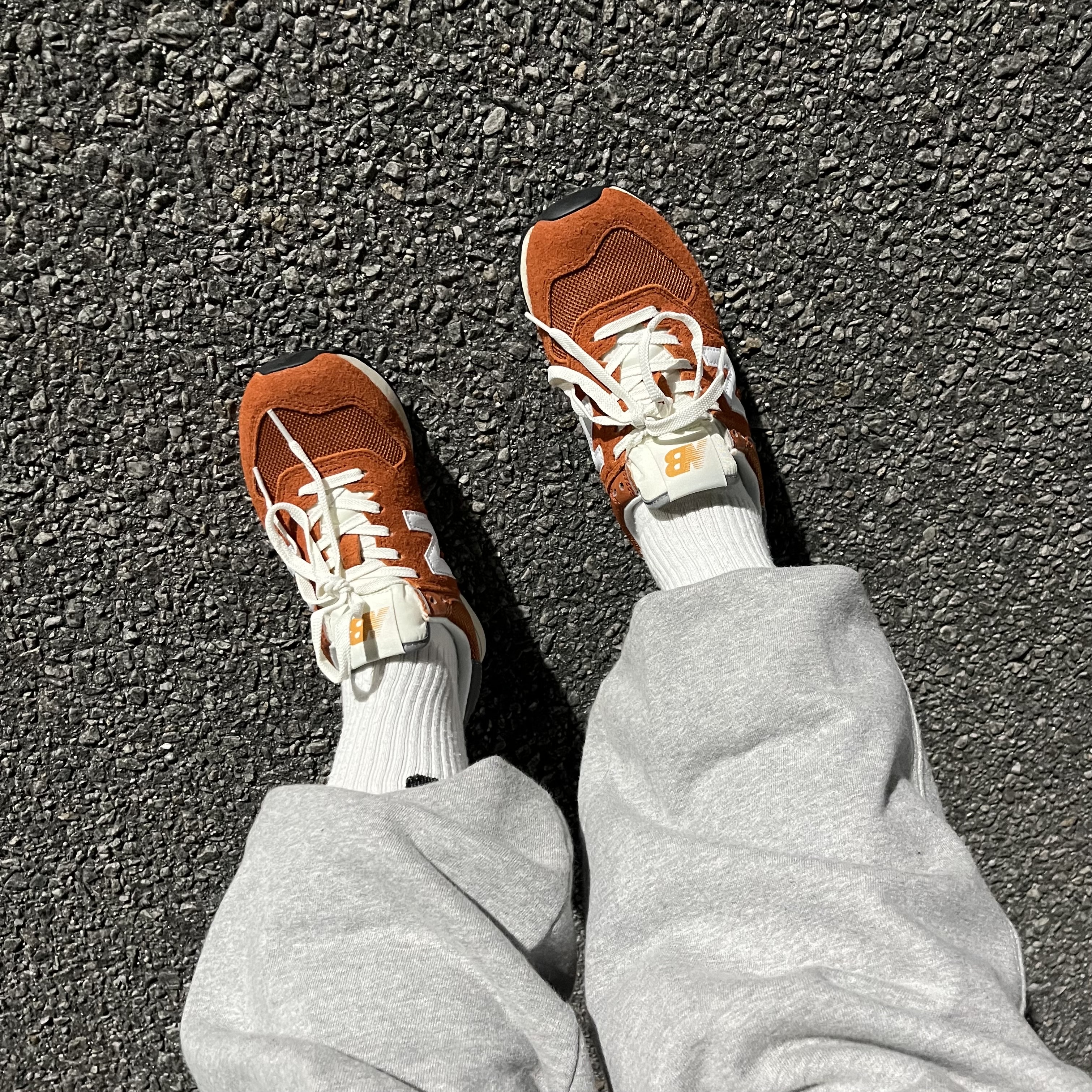 New Balance 574 Heritage Orange Burst White 착용 스타일