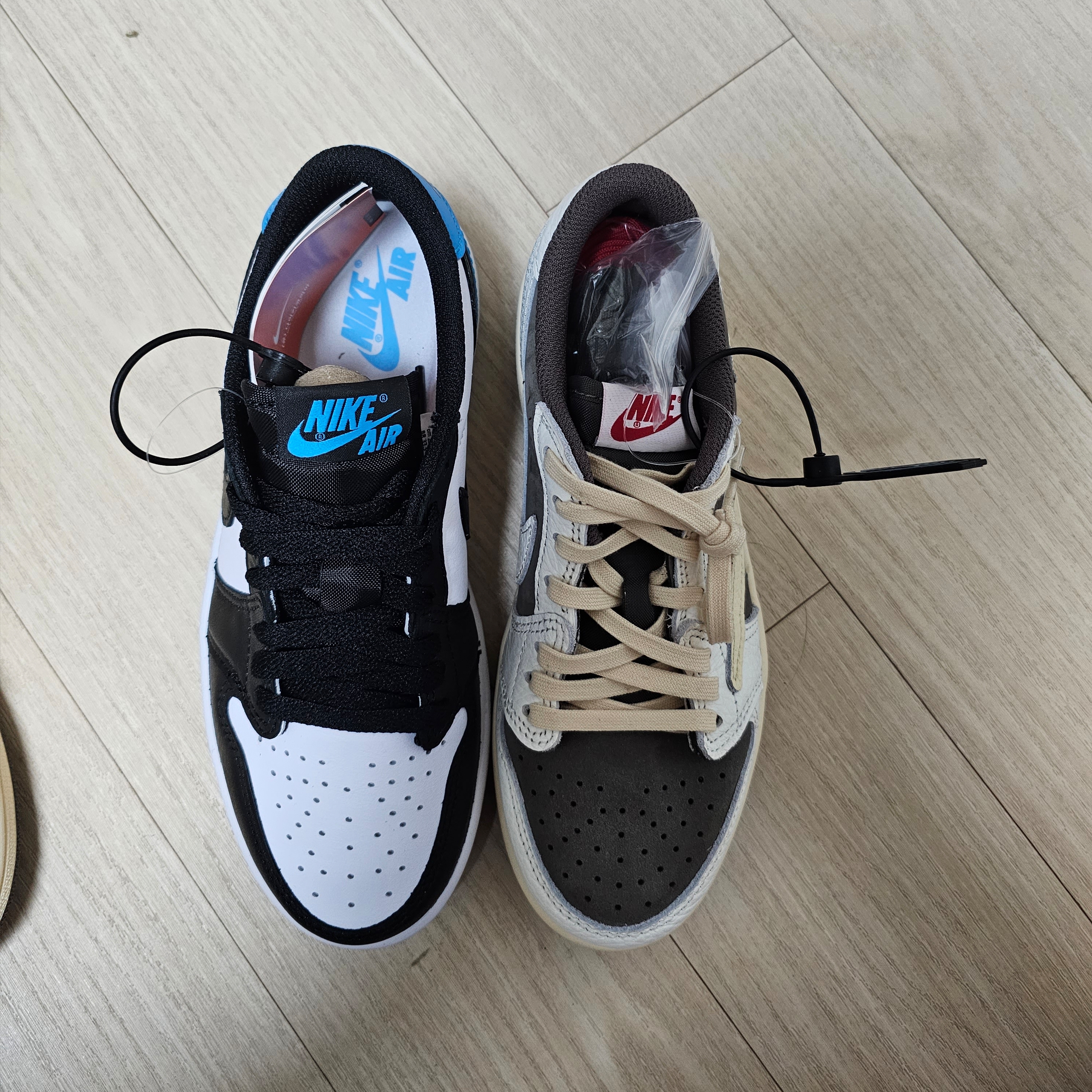 (W) Jordan 1 Retro Low OG Black and Dark Powder Blue, (PS) Jordan 1 x Travis Scott Retro Low OG SP Sail and Ridgerock 착용 스타일 - 2