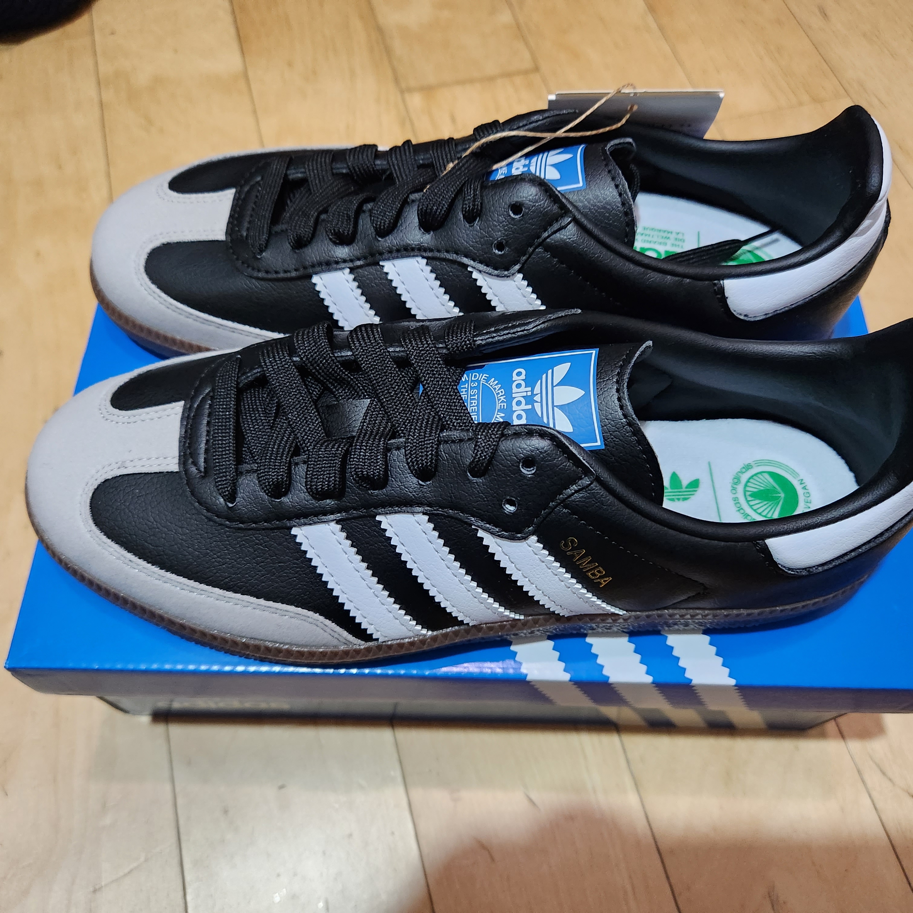 Adidas Samba Vegan Black White 착용 스타일 - 2