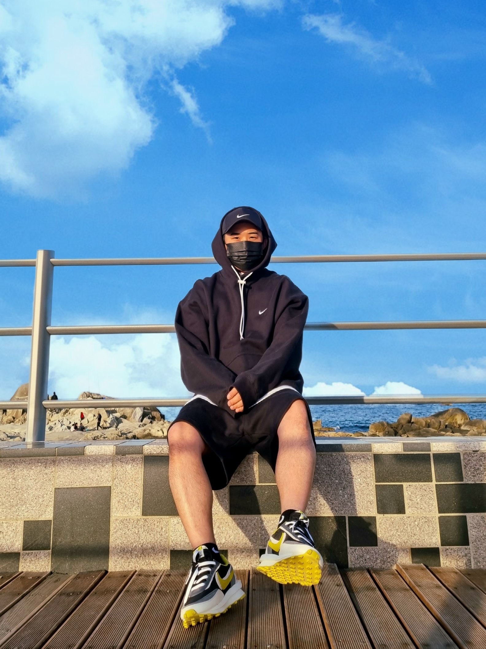 Nike x Sacai x Undercover LDWaffle Black Bright Citron, Nike NRG Solo Swoosh Fleece Hoodie Black White - Asia 착용 스타일
