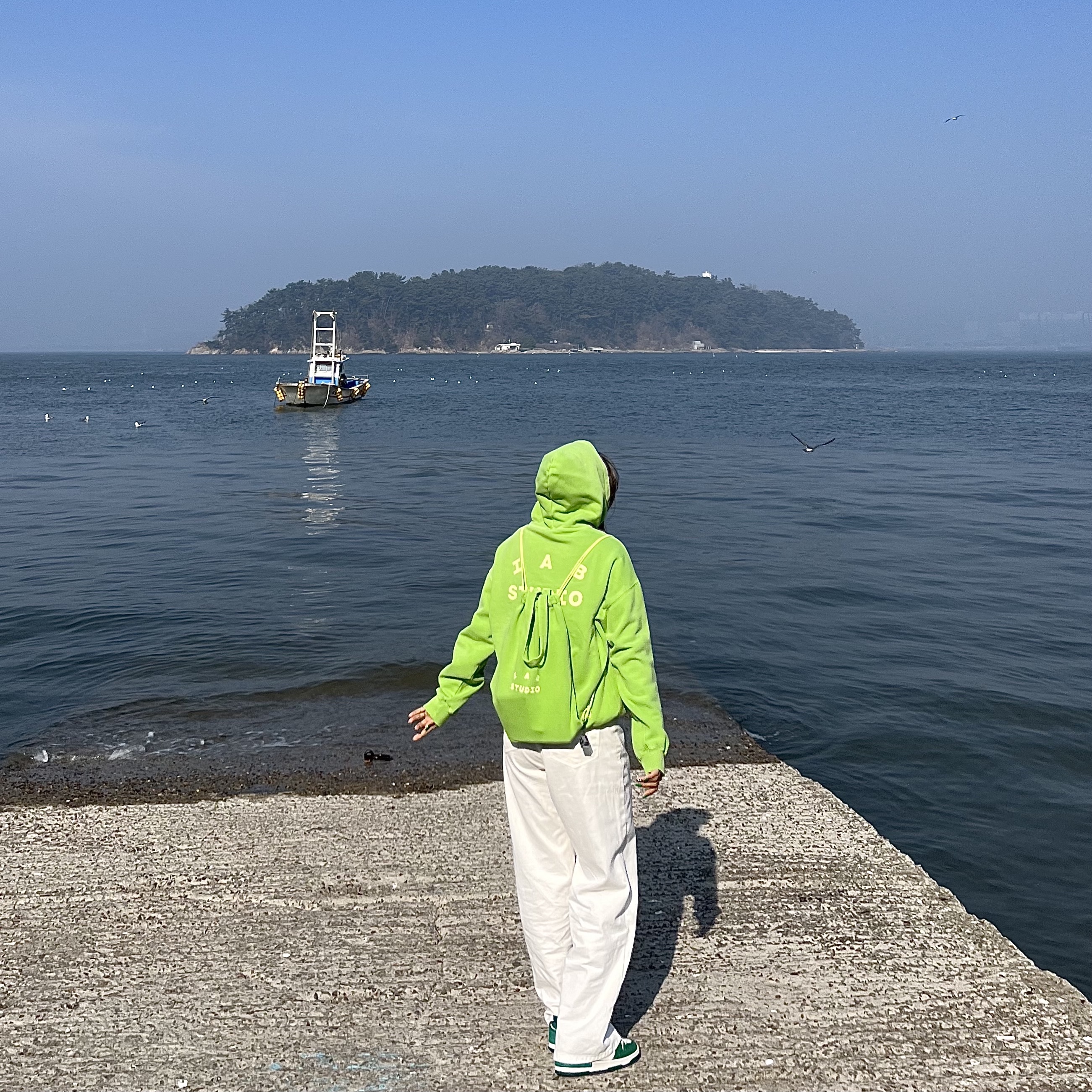 IAB Studio Pigment Hoodie & Sack Apple Green, (W) Nike Dunk Low Disrupt 2 Phantom University Blue 착용 스타일