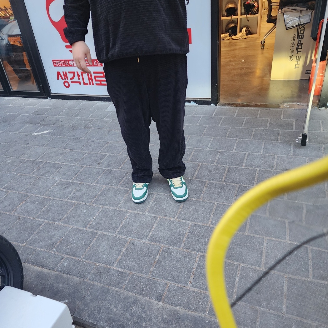 Nike Air Force 1 '07 LV8 Sail Noble Green 착용 스타일 - 2