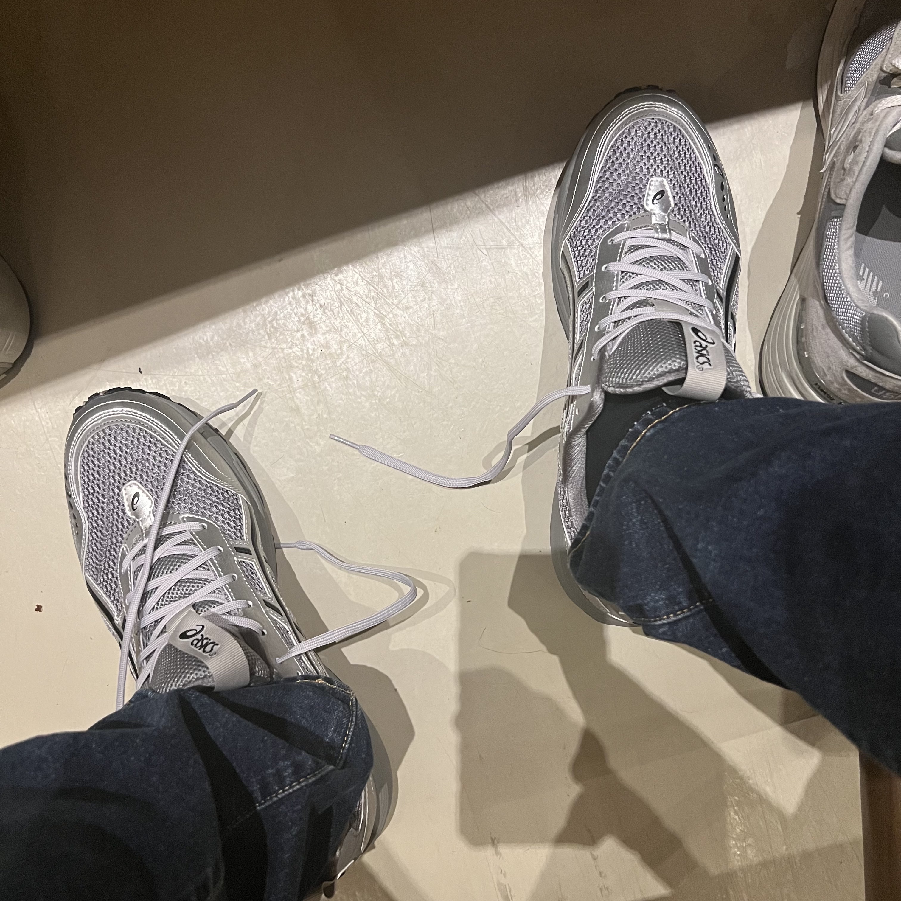 Asics x Freja Wewer Gel-1090 V2 Clay Grey Pure Silver 착용 스타일
