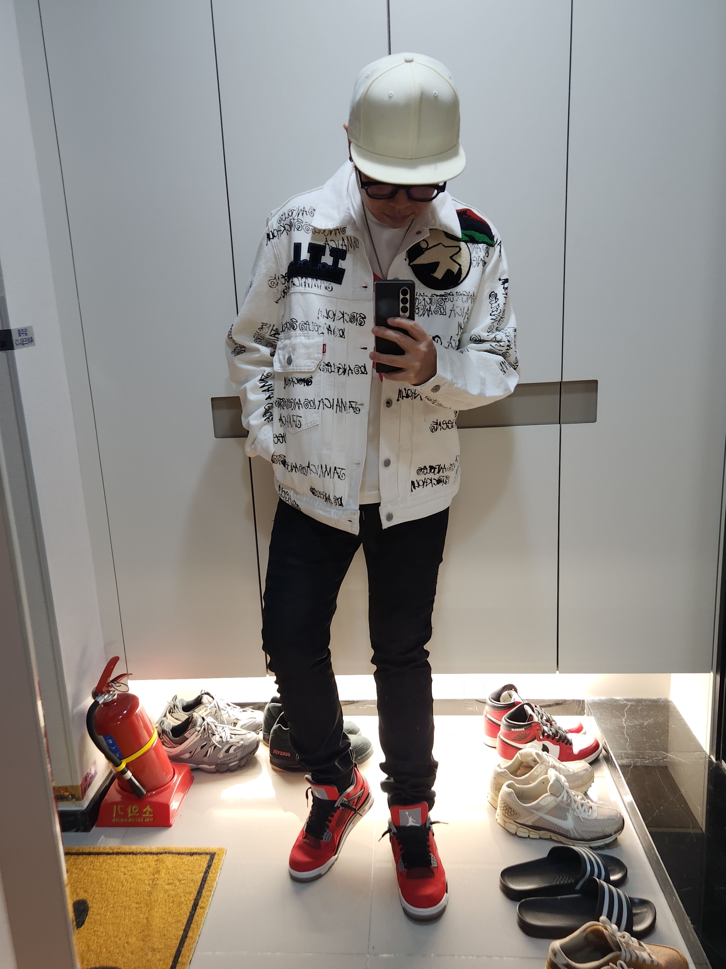 Jordan 4 Retro Toro Bravo, Stussy x Our Legacy x Denim Tears TTL Denim Jacket White 착용 스타일 - 3