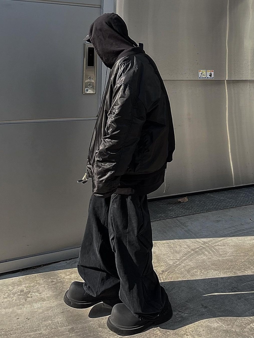 AOP Large Fit Curve Pants Stone Black 착용 스타일 - 2