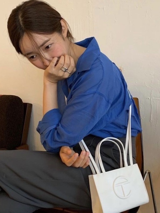 Telfar Small Shopping Bag White 착용 스타일
