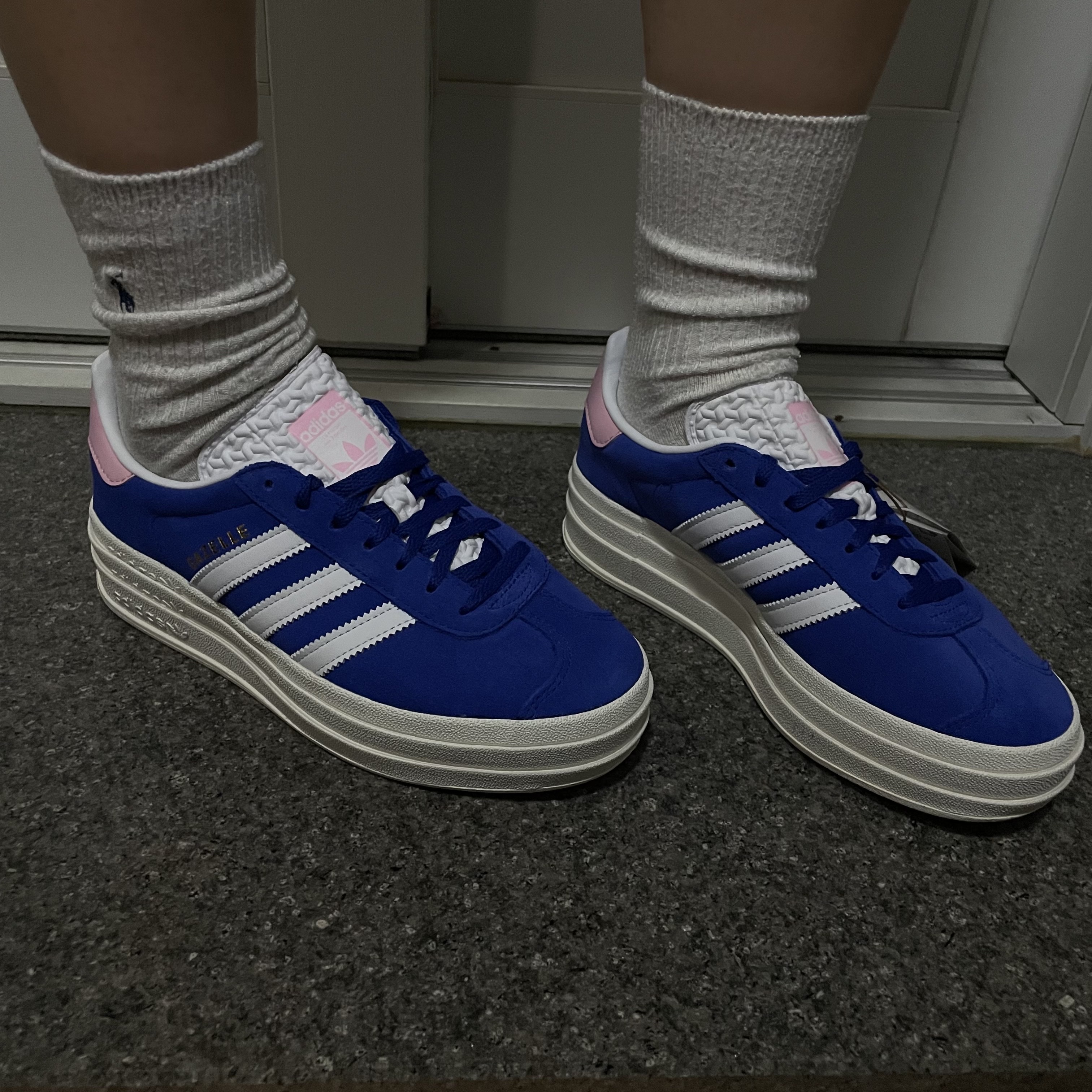 (W) Adidas Gazelle Bold Blue Pink 착용 스타일