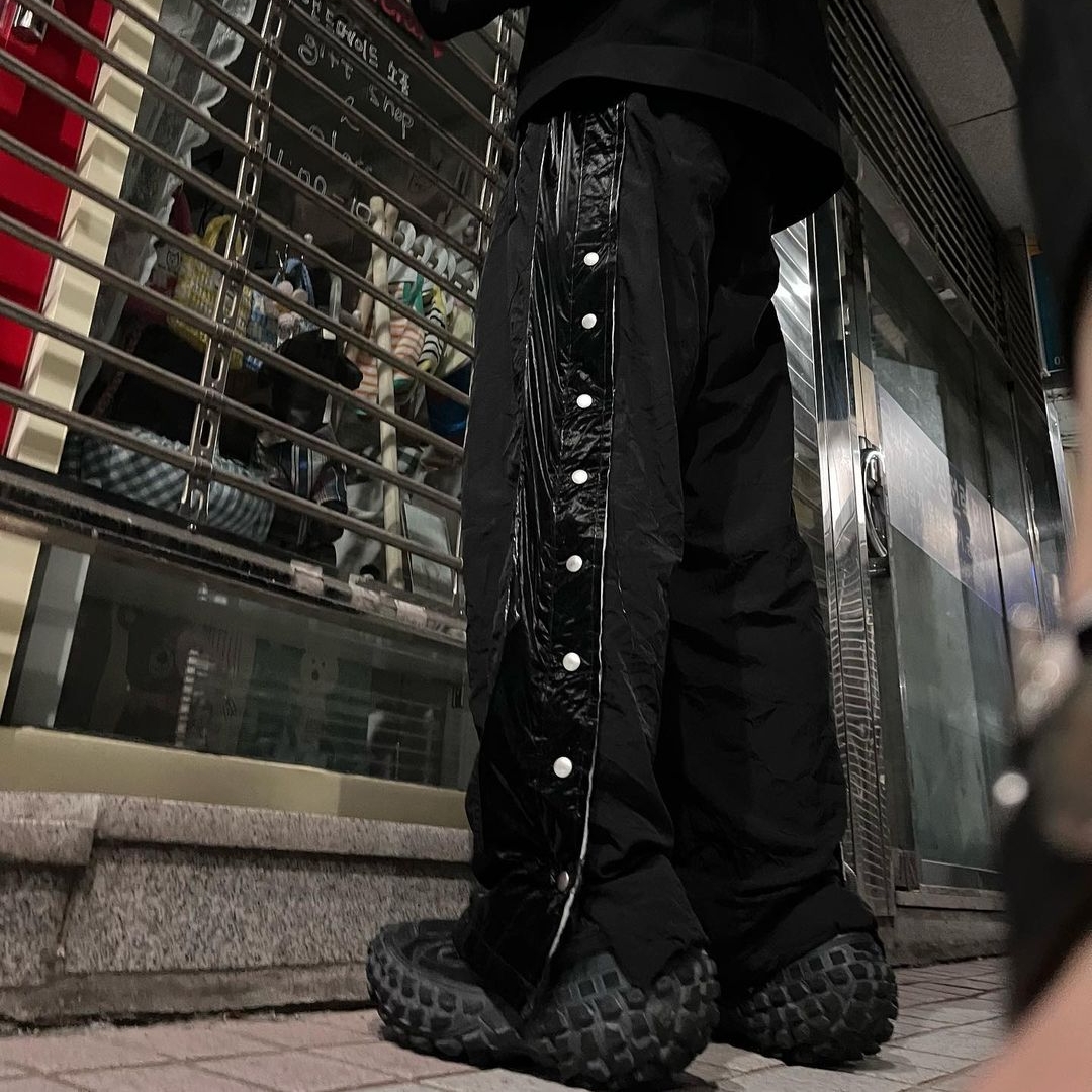 AOP Snap Track Pants Meta Black 착용 스타일 - 1