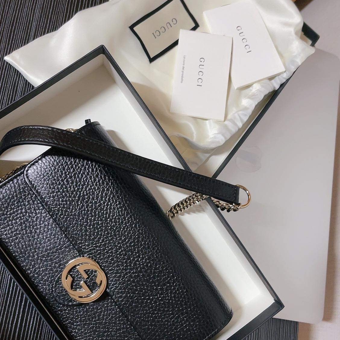 Gucci GG Interlocking Chain Strap Wallet Black 착용 스타일