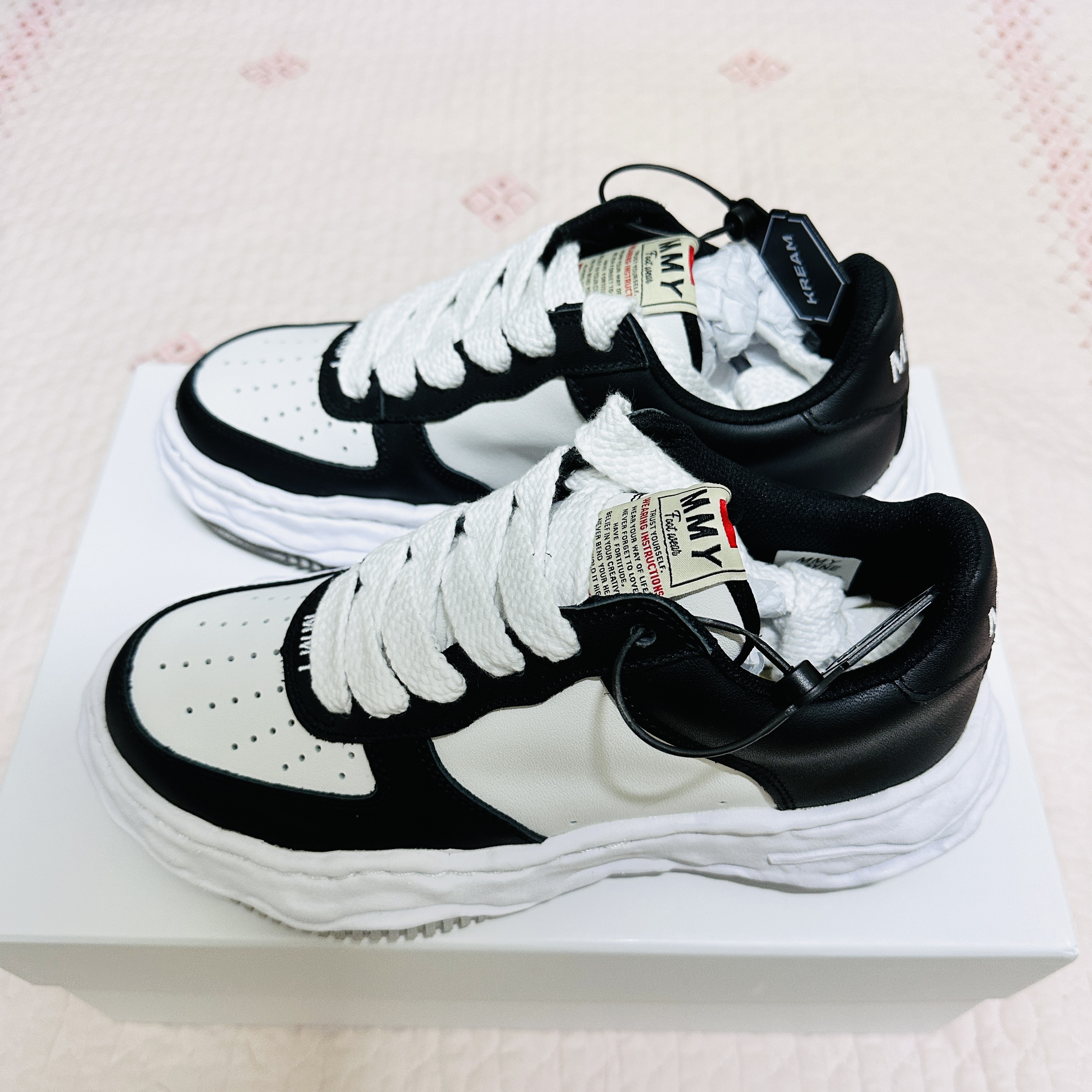 Maison Mihara Yasuhiro Wayne OG Sole Leather Low-top Sneakers Black White 착용 스타일 - 2