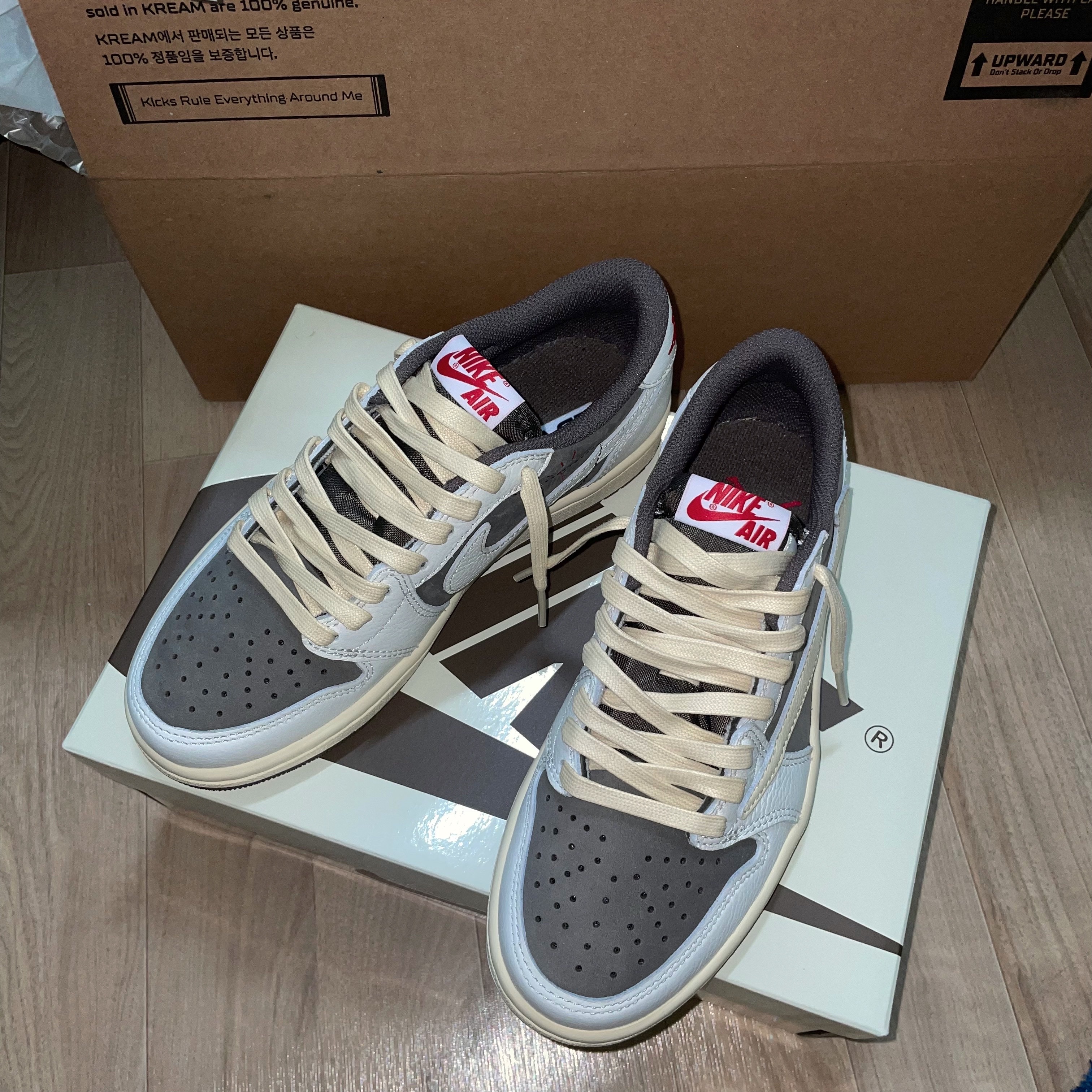 Jordan 1 x Travis Scott Retro Low OG SP Sail and Ridgerock 착용 스타일