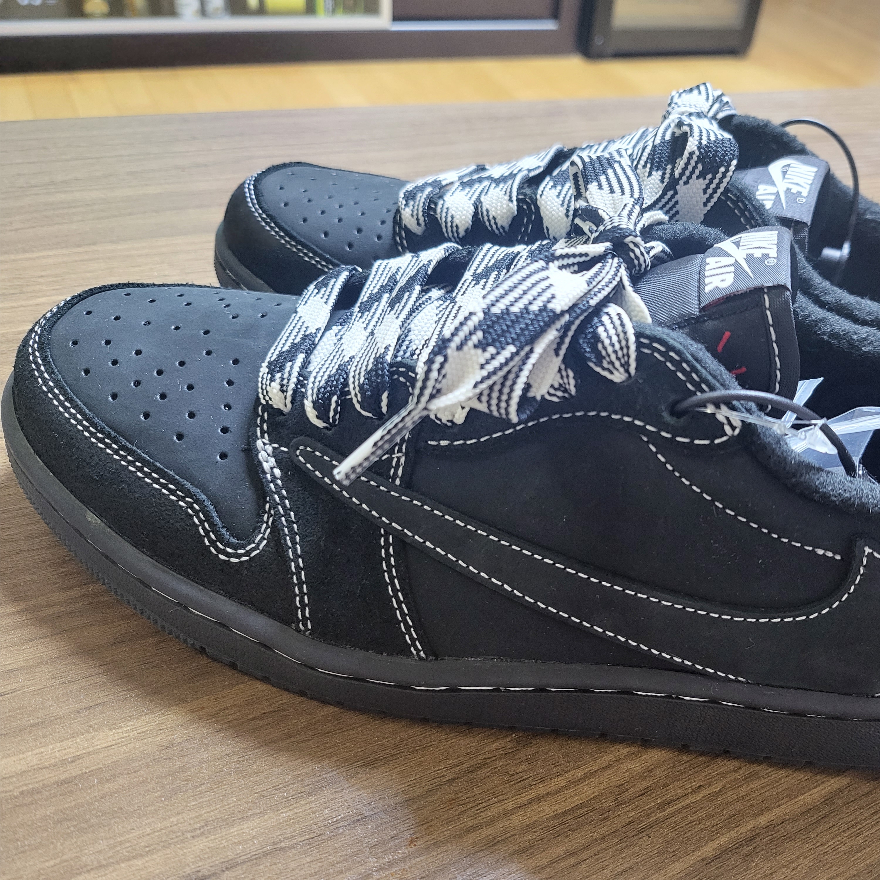 Jordan 1 x Travis Scott Retro Low OG SP Black Phantom 착용 스타일 - 2