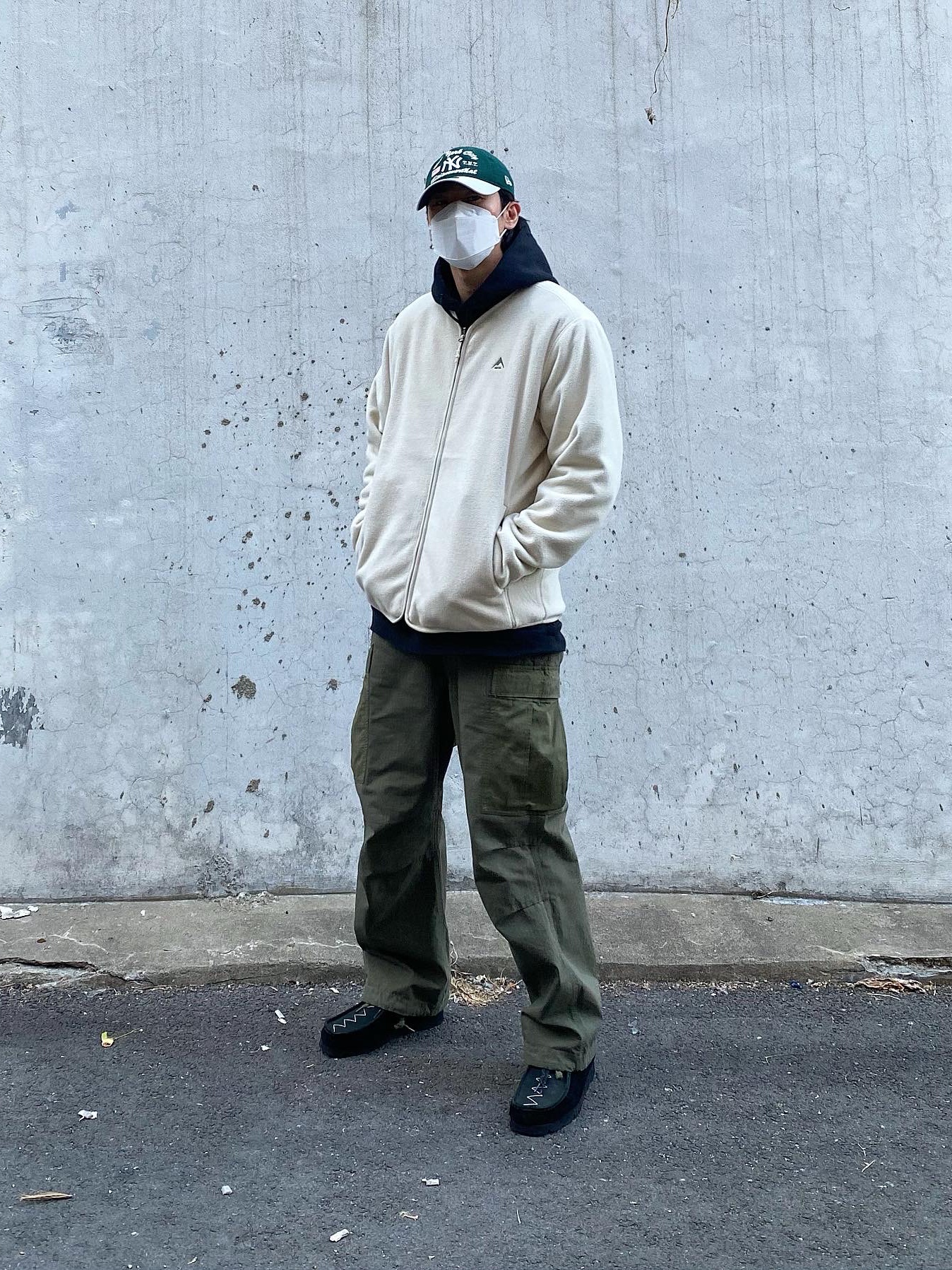 Clarks x Neighborhood Wallabee Boots GTX Black Combi Suede 착용 스타일 - 1