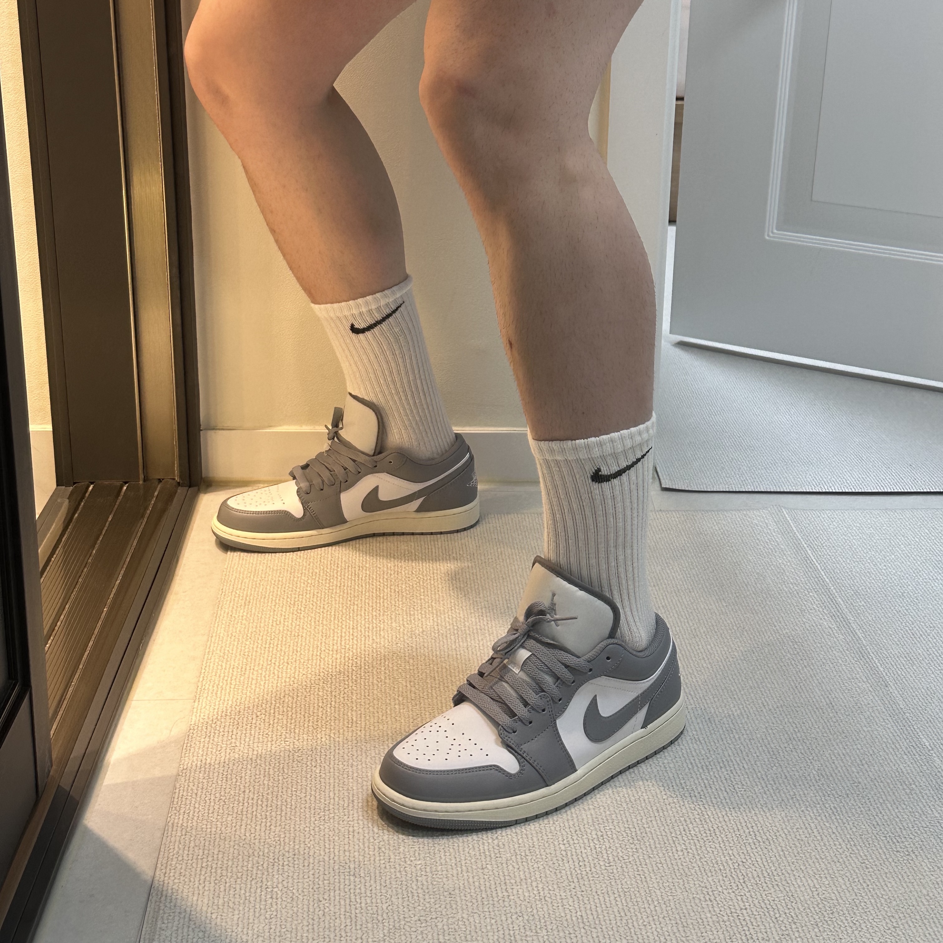 Jordan 1 Low Stealth and White 착용 스타일 - 2