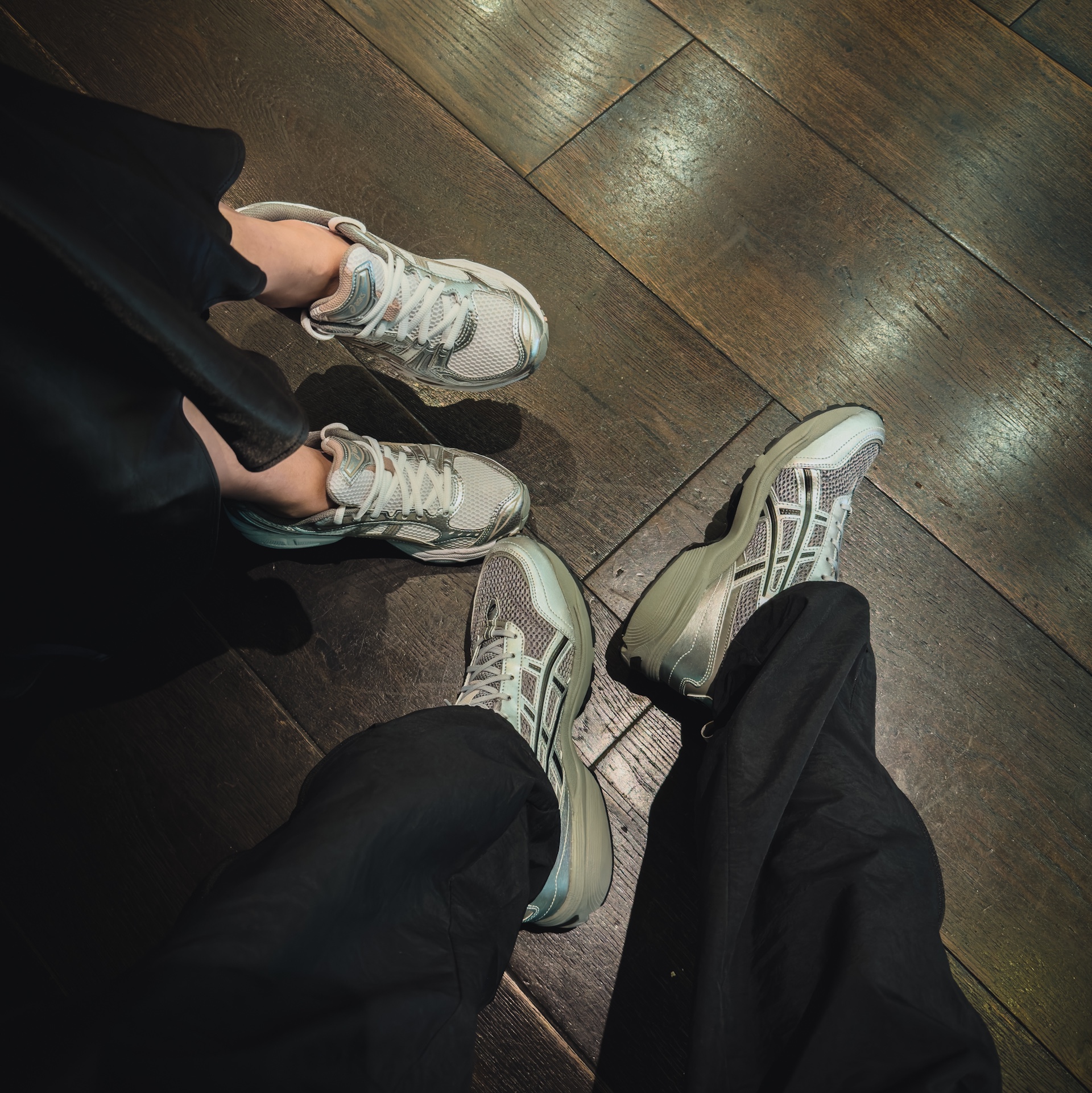 Asics x Freja Wewer Gel-1090 V2 Clay Grey Pure Silver, (W) Asics Gel-Kayano 14 White Moonrock 착용 스타일