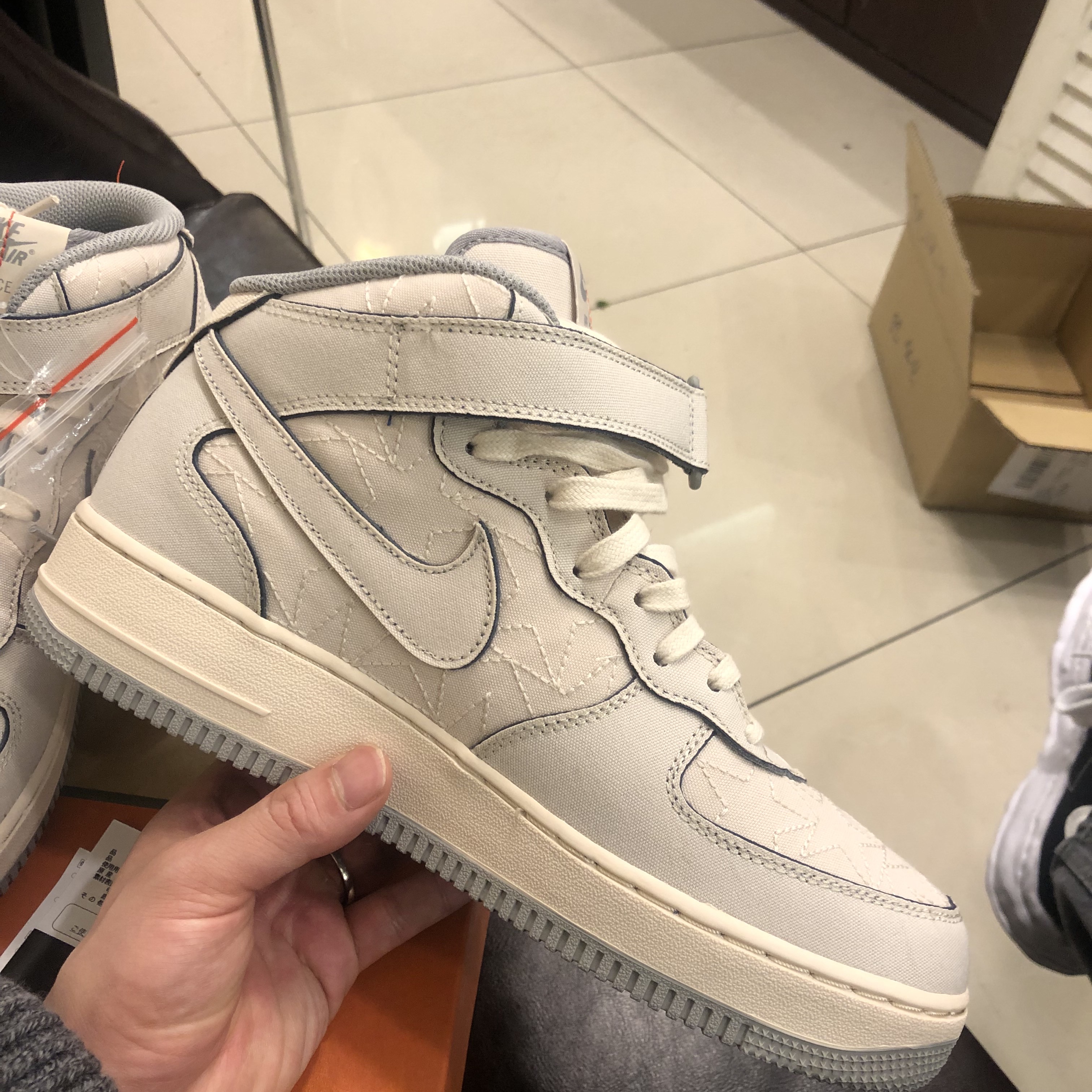 Nike Air Force 1 Mid '07 Pearl White 착용 스타일