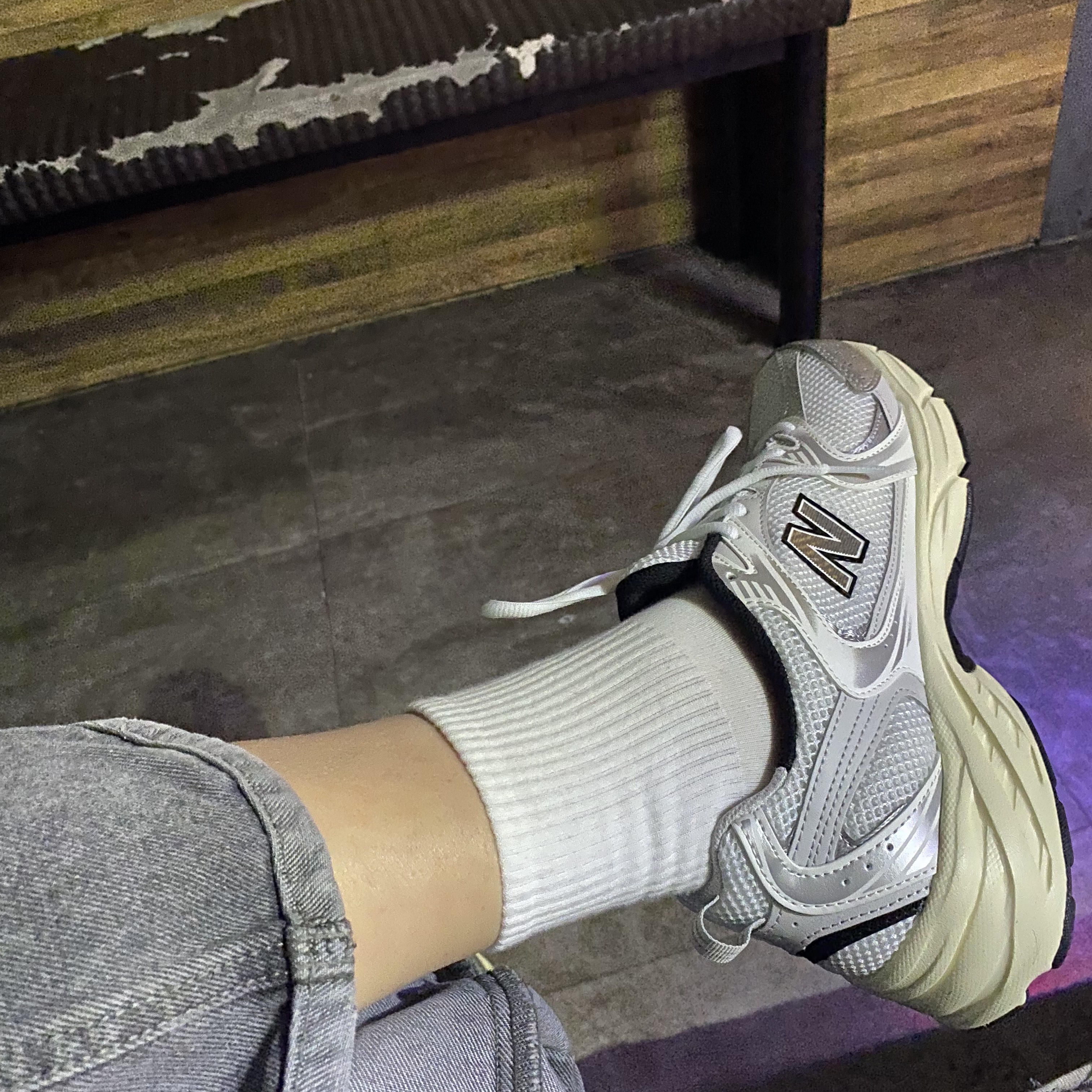 New Balance 530 Silver Cream 착용 스타일 - 1
