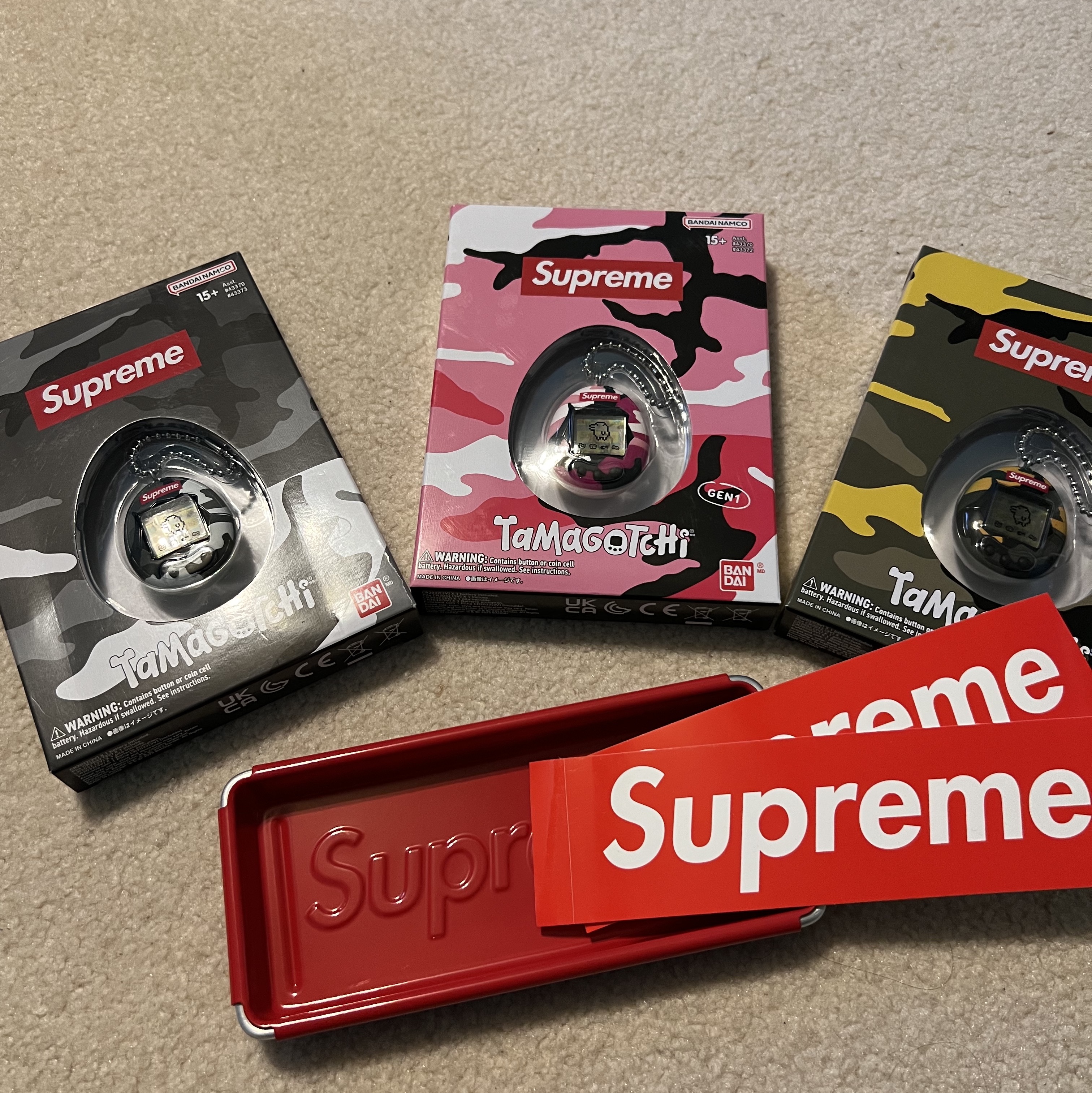 Supreme Tamagotchi Black - 23SS, Supreme Tamagotchi Pink - 23SS 착용 스타일