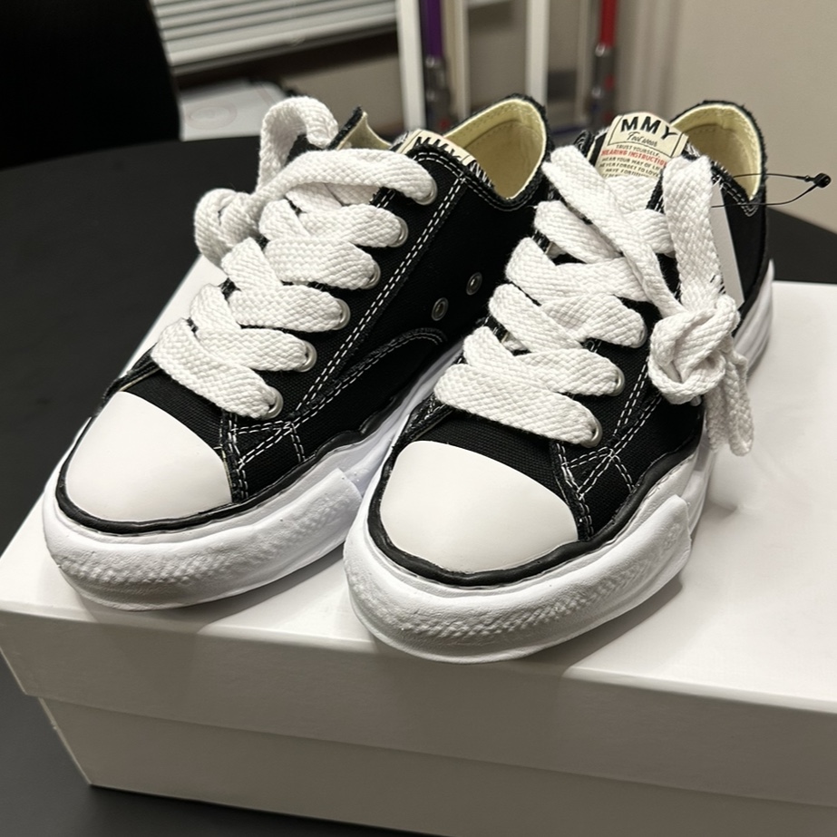 Maison Mihara Yasuhiro Peterson OG Sole Canvas Low Sneakers Black, Balenciaga Triple S Triple Black 2018 Reissue (Pre-Distressed) 착용 스타일 - 5