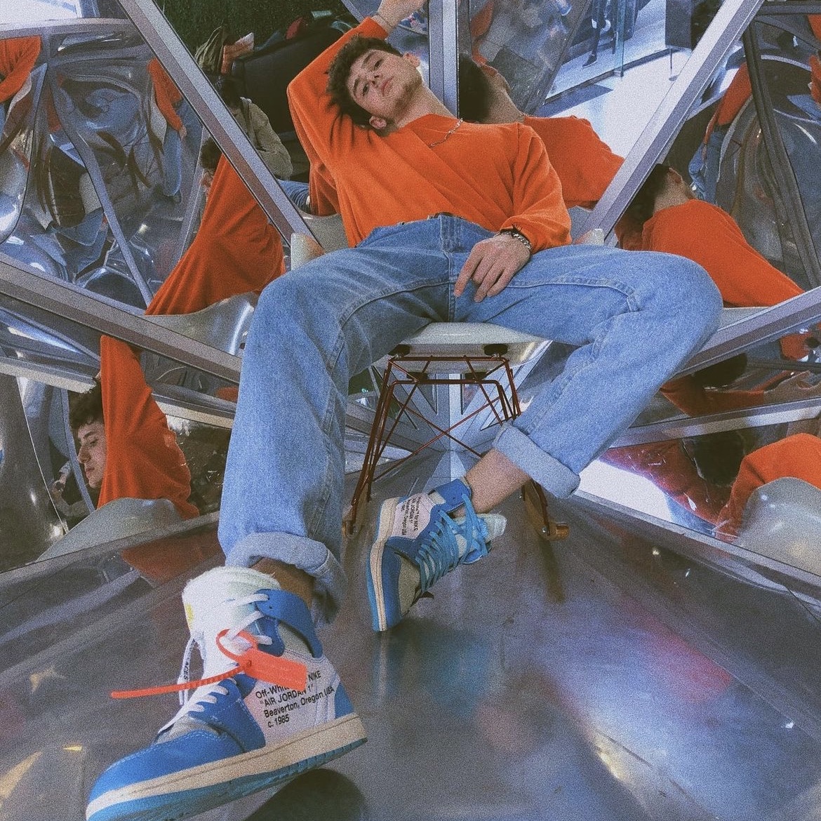 Jordan 1 x Off-White Retro High University Blue 착용 스타일 - 2