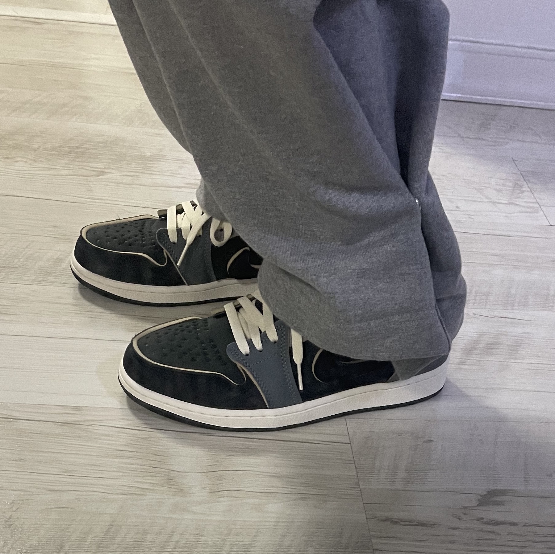 Jordan 1 Retro Low OG EX Black and Smoke Grey 착용 스타일