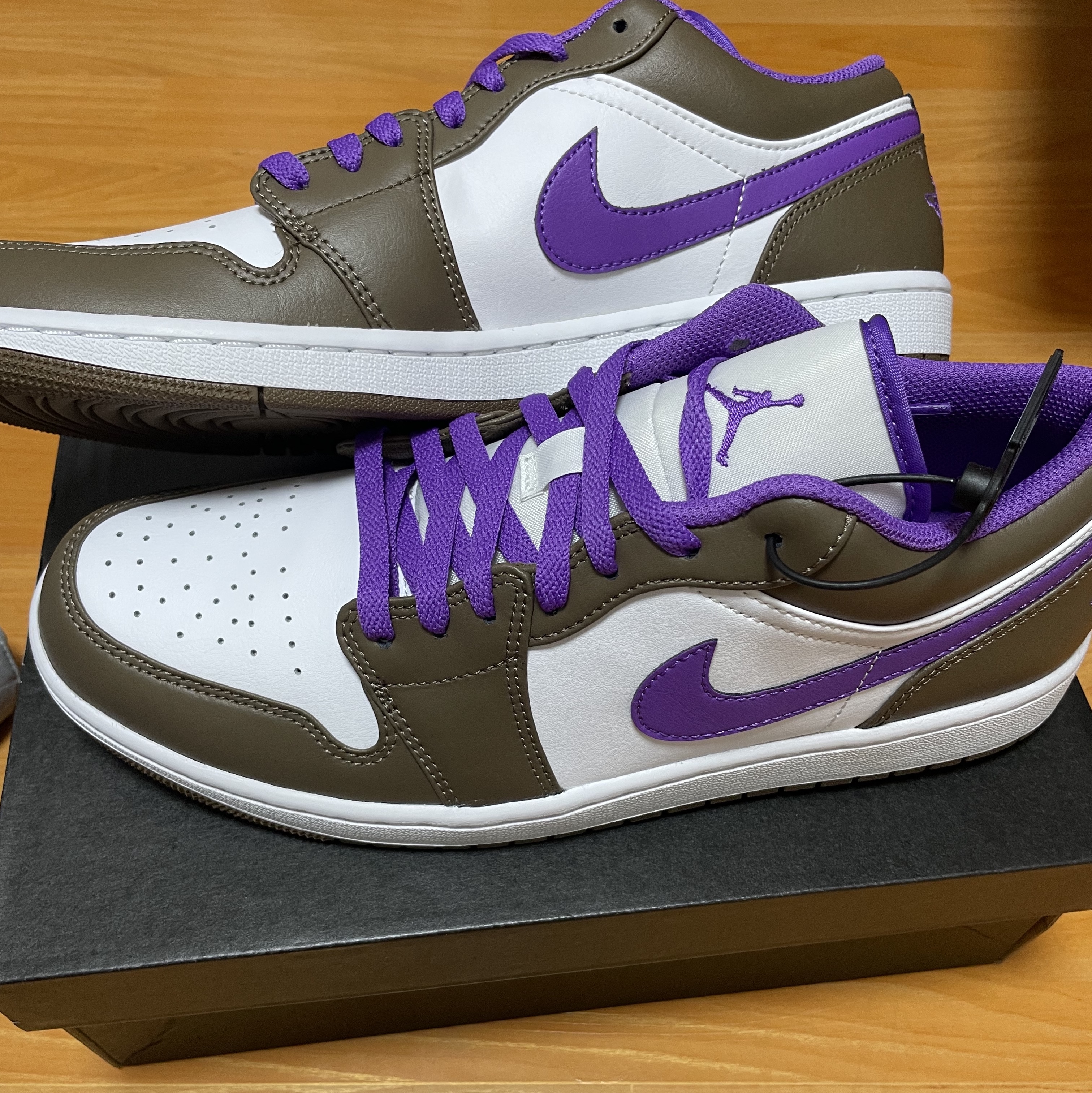 Jordan 1 Low Palomino Wild Berry 착용 스타일