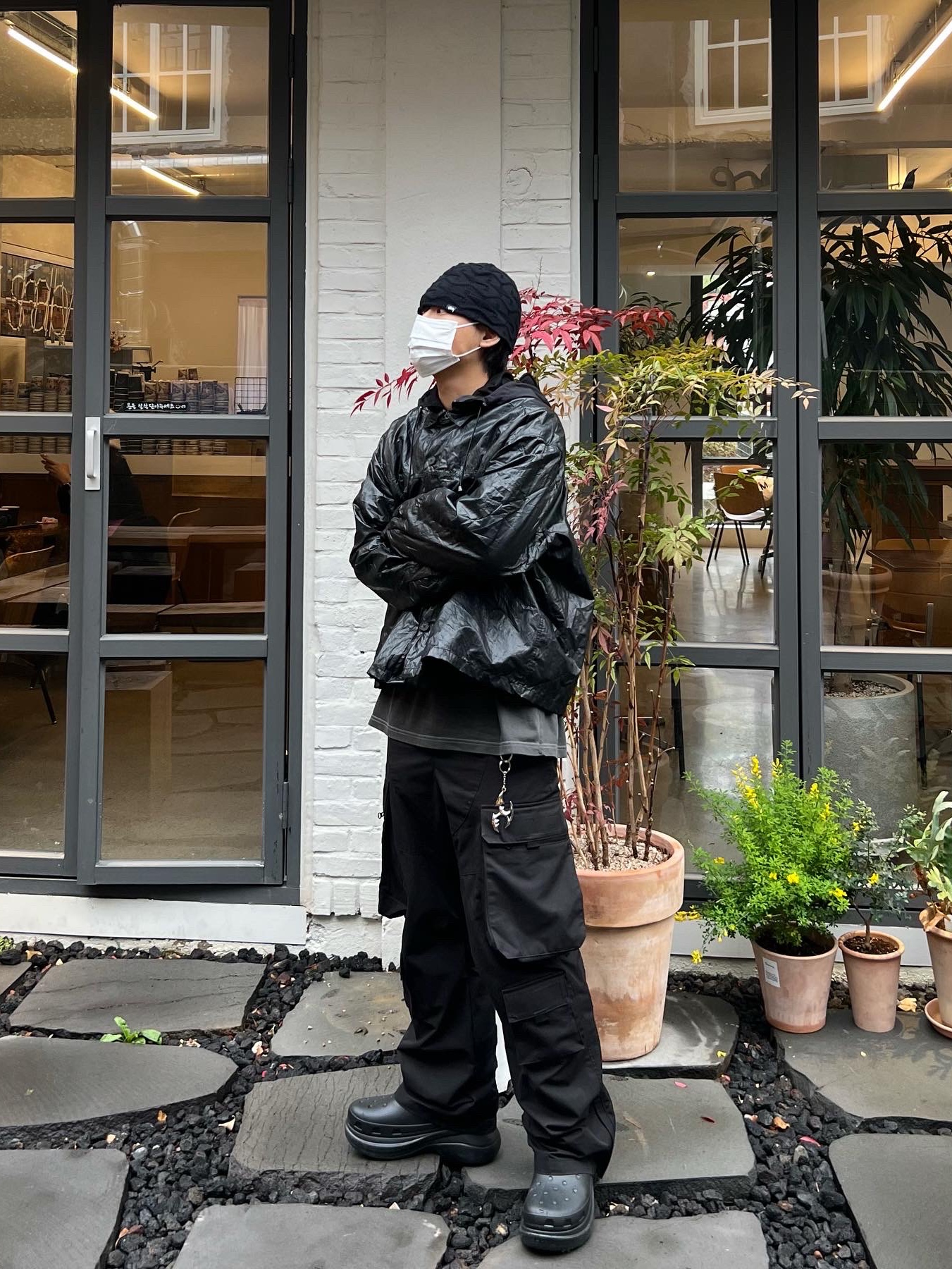 Balenciaga x Crocs Rubber Boot Black 착용 스타일 - 3