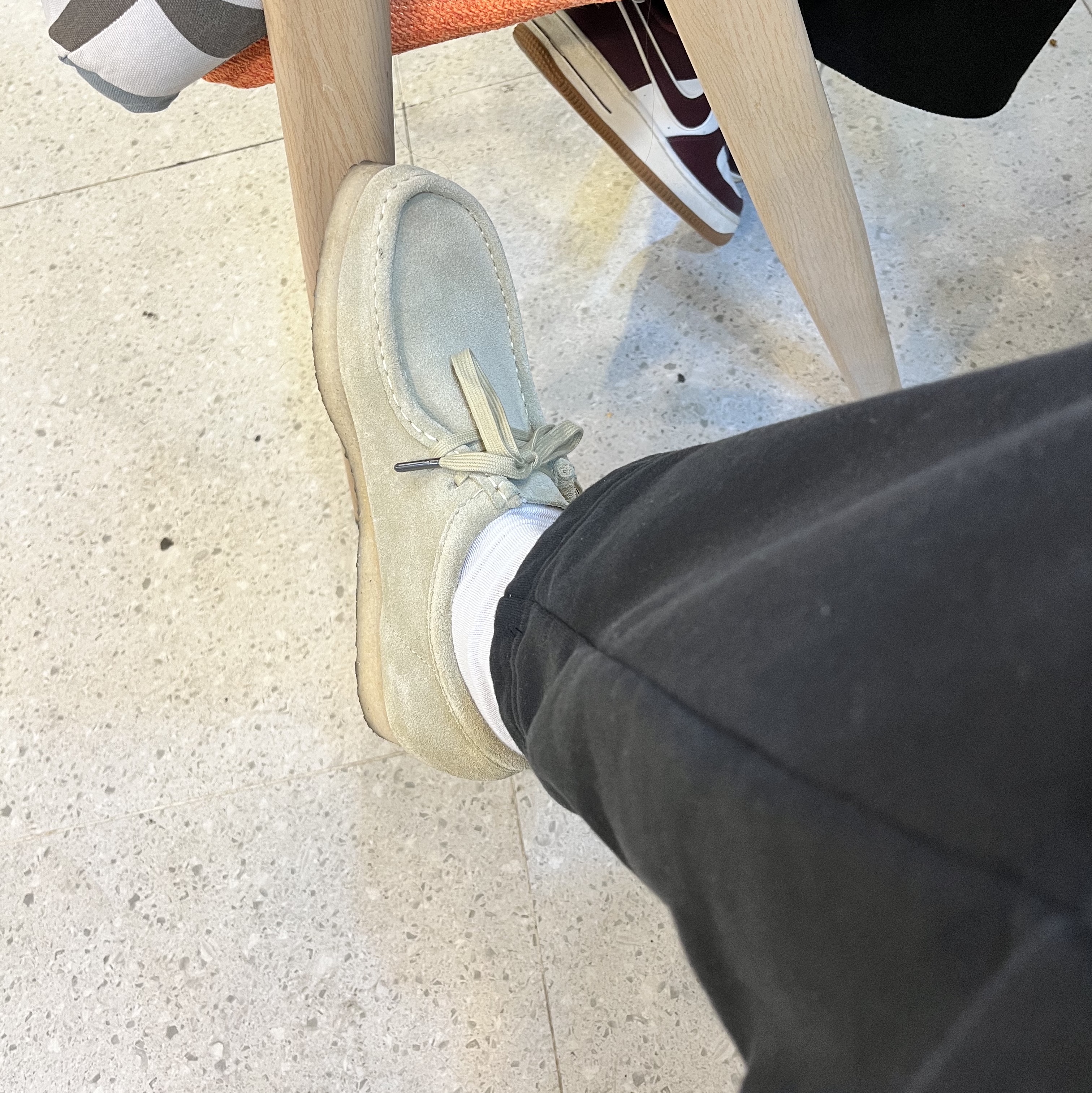 (GS) Nike Air Force 1 LV8 3 Night Maroon, Clarks Wallabee Maple Suede 착용 스타일
