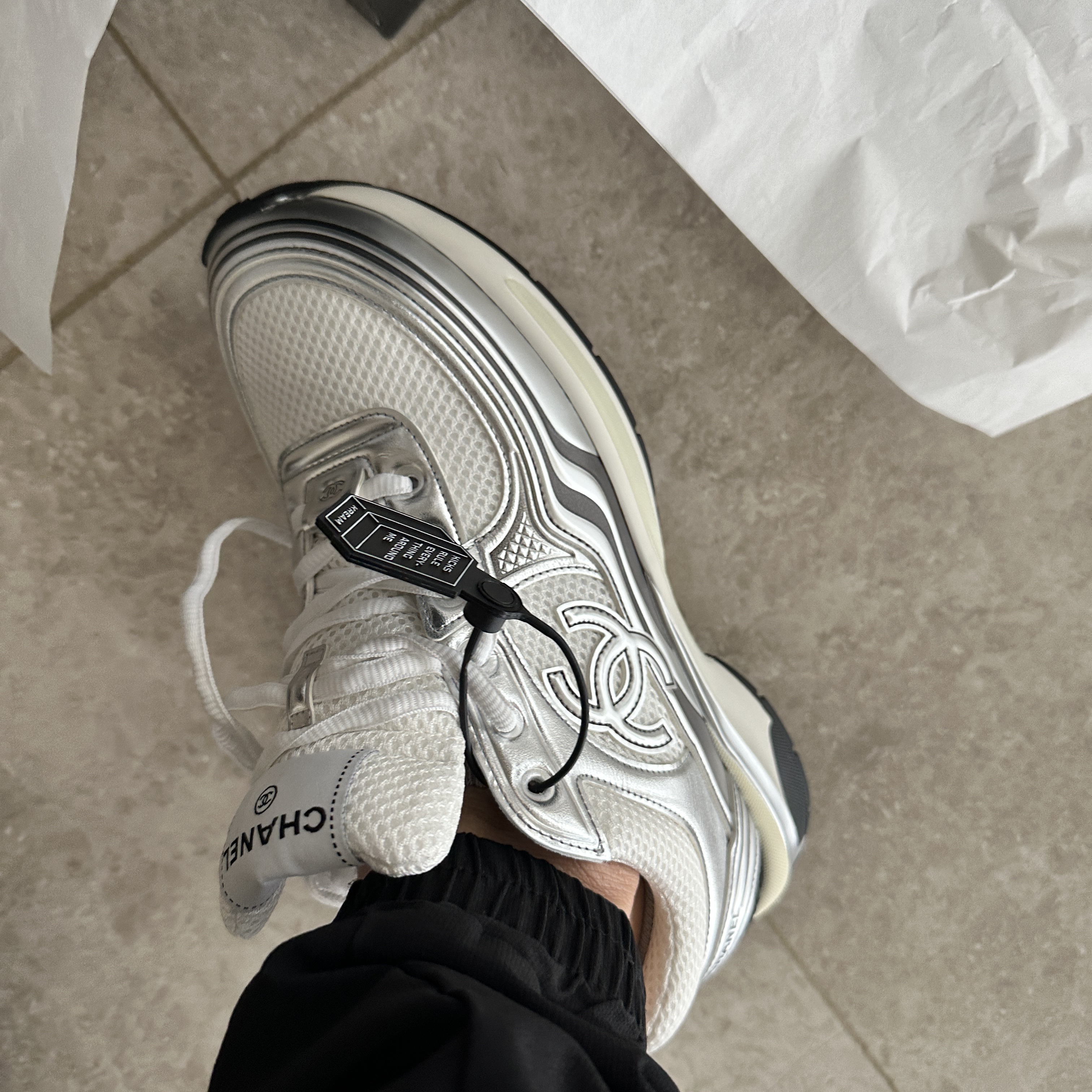 Chanel Sneakers Fabric Laminated & White Silver 착용 스타일 - 2