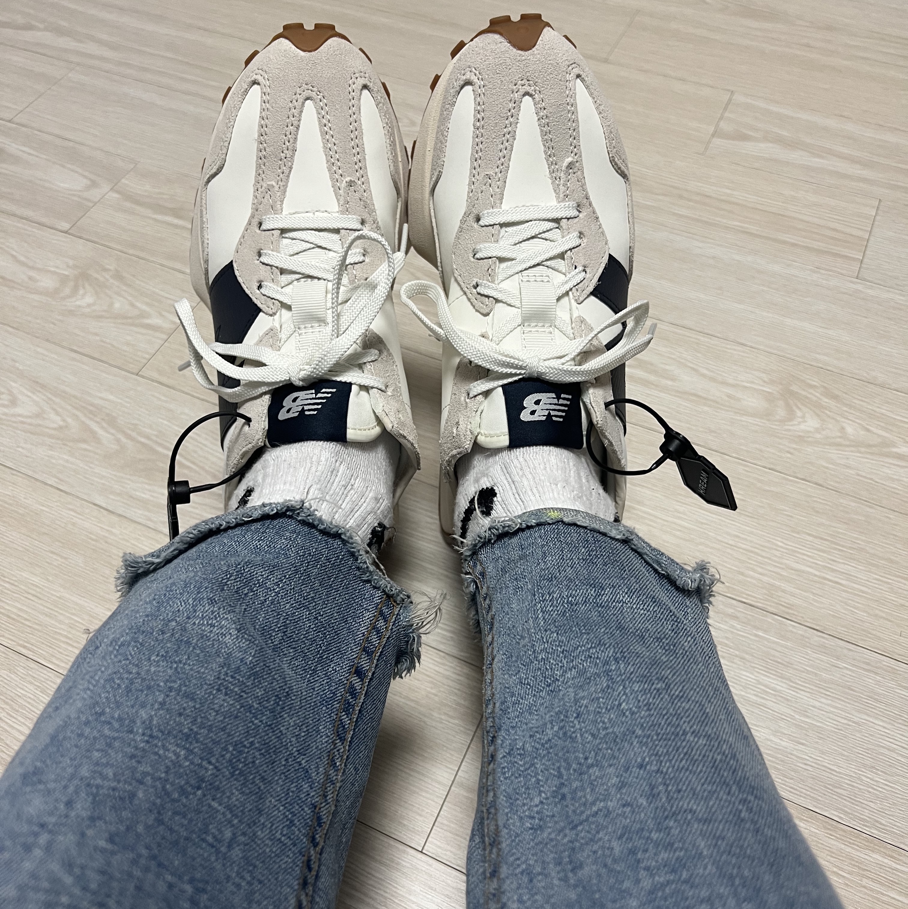 (W) New Balance 327 Beige Gum 착용 스타일 - 2