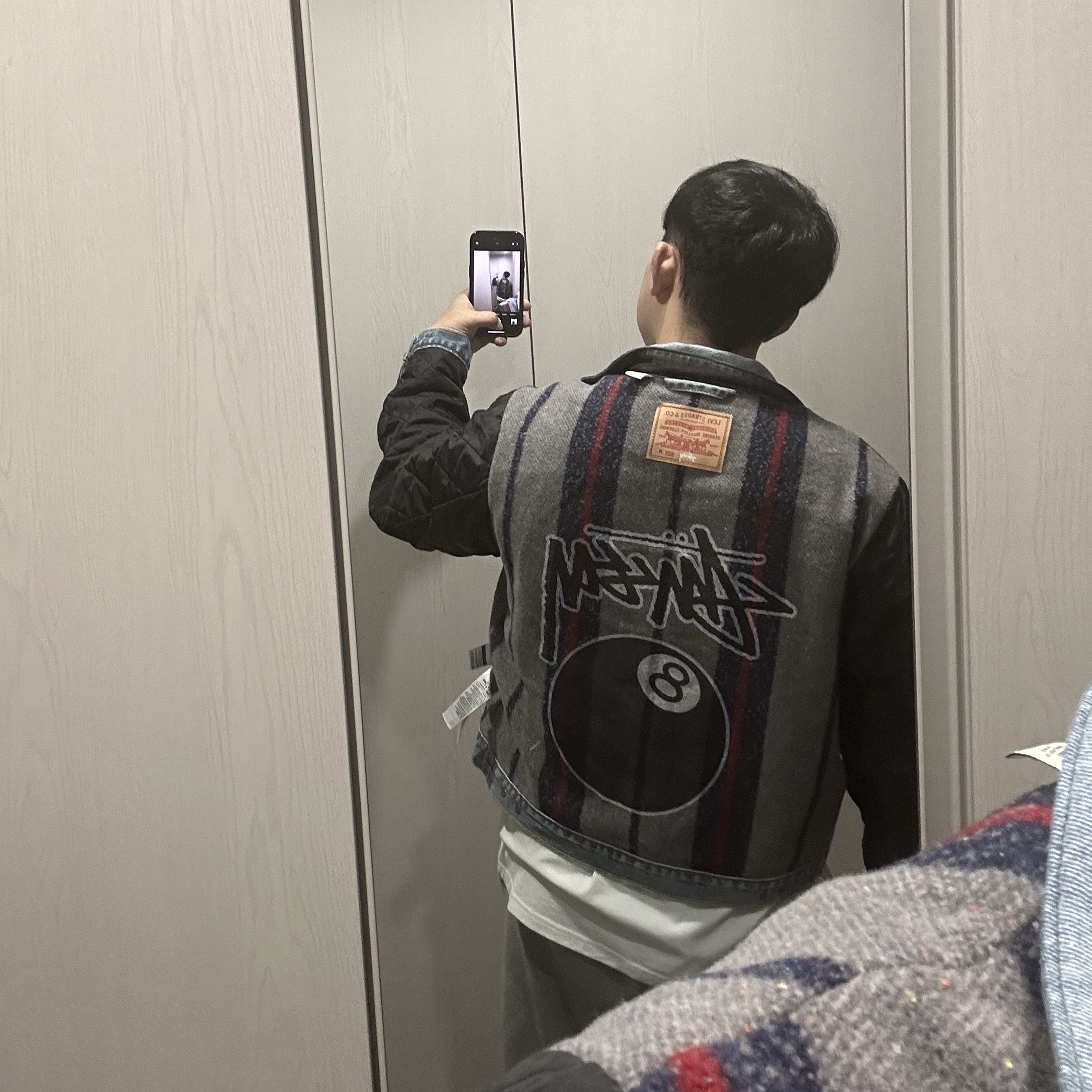 Stussy x Levi's Embossed Trucker Jacket Indigo 착용 스타일