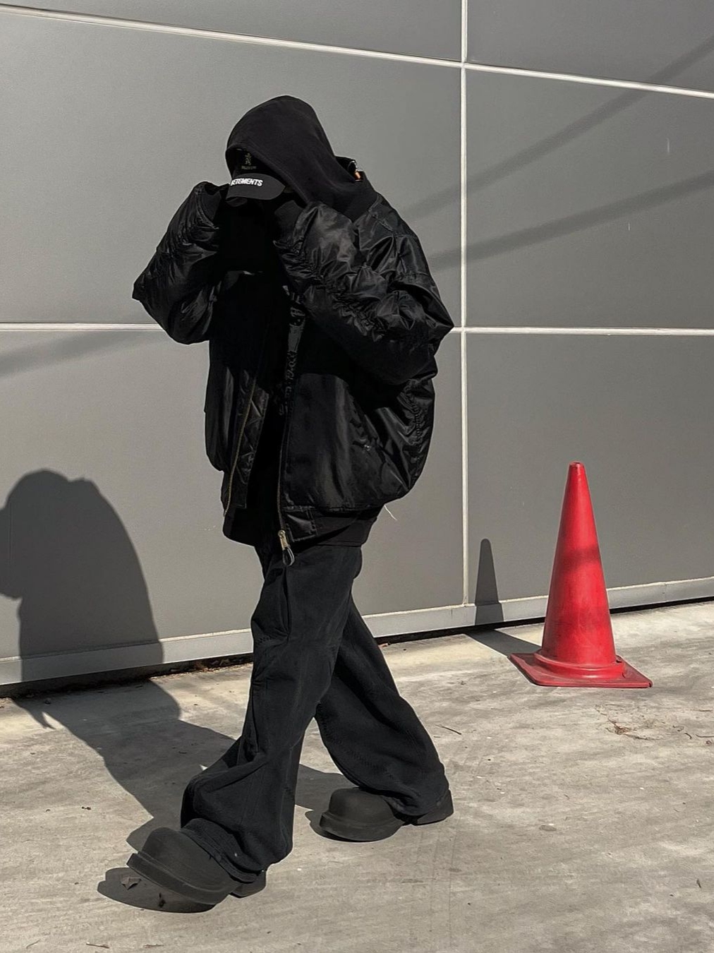 AOP Large Fit Curve Pants Stone Black 착용 스타일 - 3