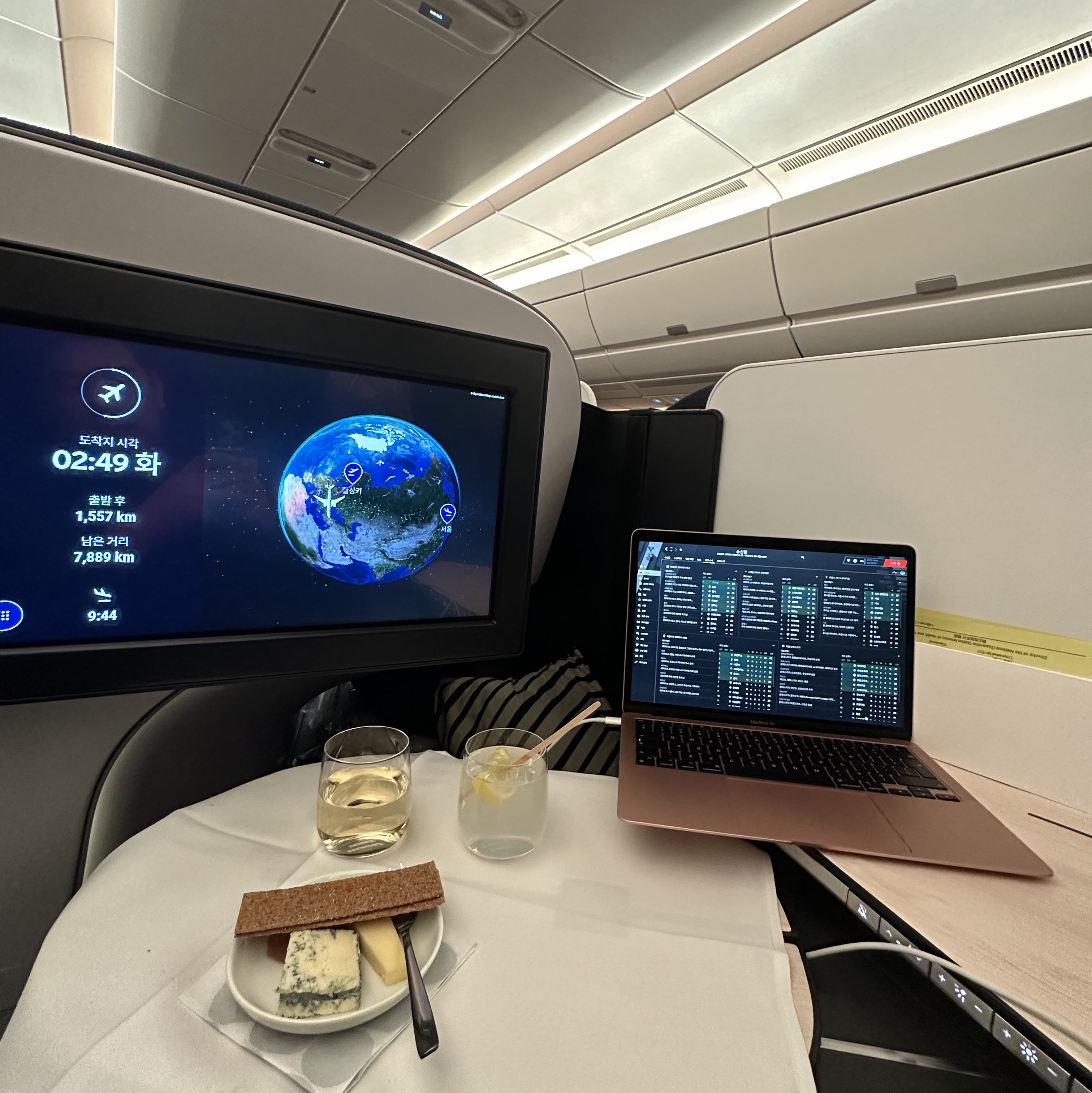 Apple 2020 CTO MacBook Air 13 M1 256GB SSD / 16GB RAM Space Gray (Korean Ver.) 착용 스타일 - 1