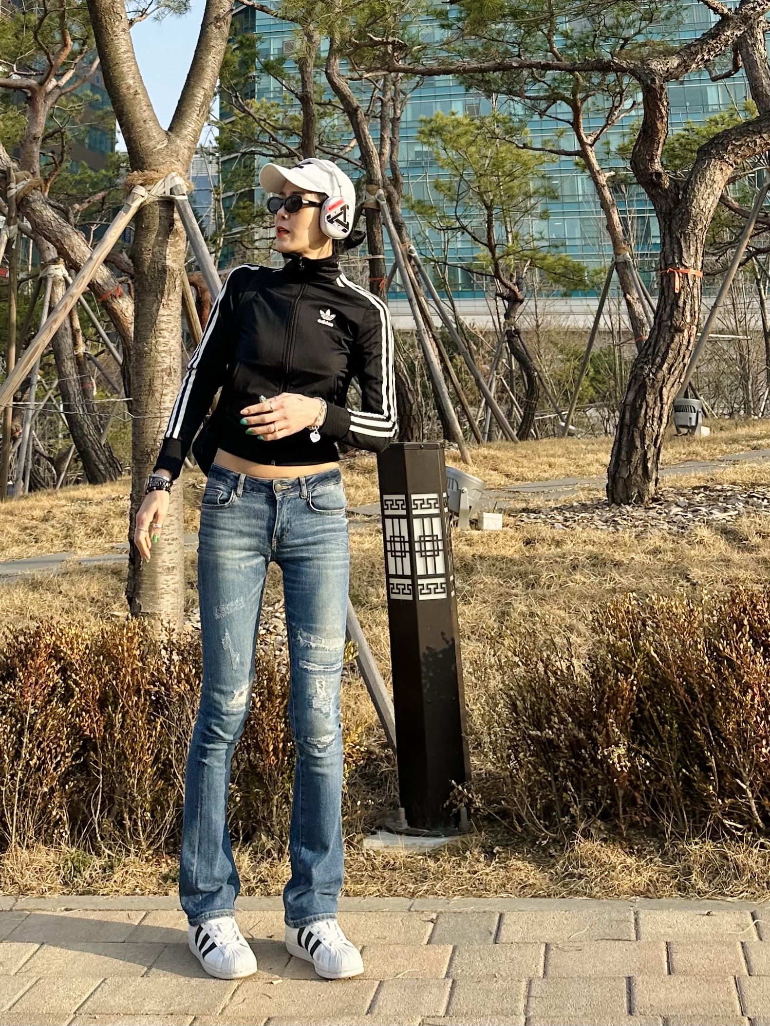 Adidas Superstar White Black, Apple AirPods Max Lightning Silver (Korean Ver.) 착용 스타일 - 1