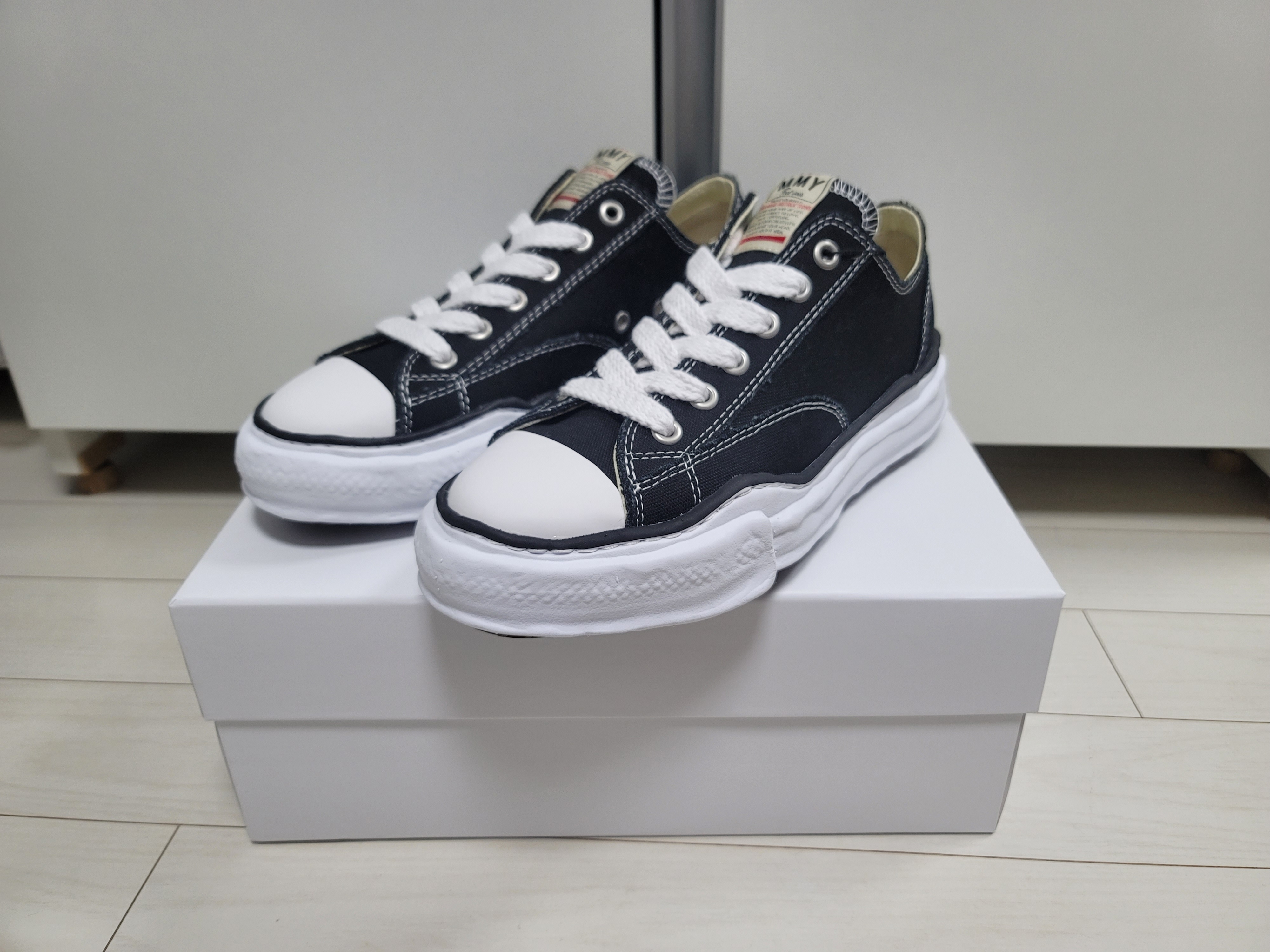 Maison Mihara Yasuhiro Peterson OG Sole Canvas Low Sneakers Black 착용 스타일