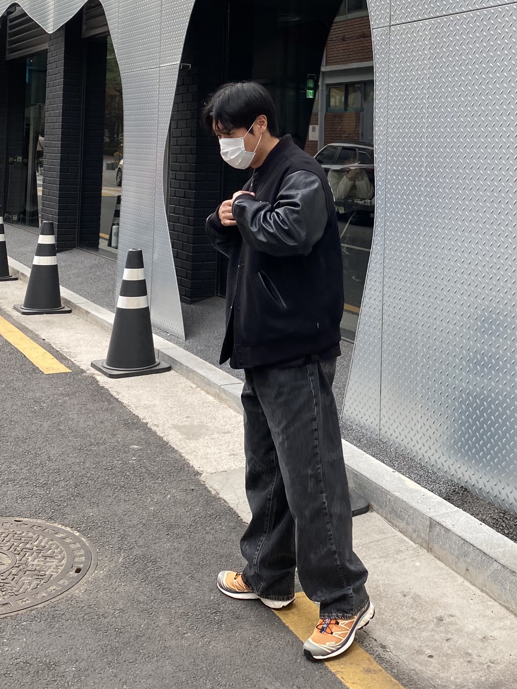 Stussy Worldwide Big OL' Jeans Black, Salomon XT-6 Apricot Buff 착용 스타일 - 2