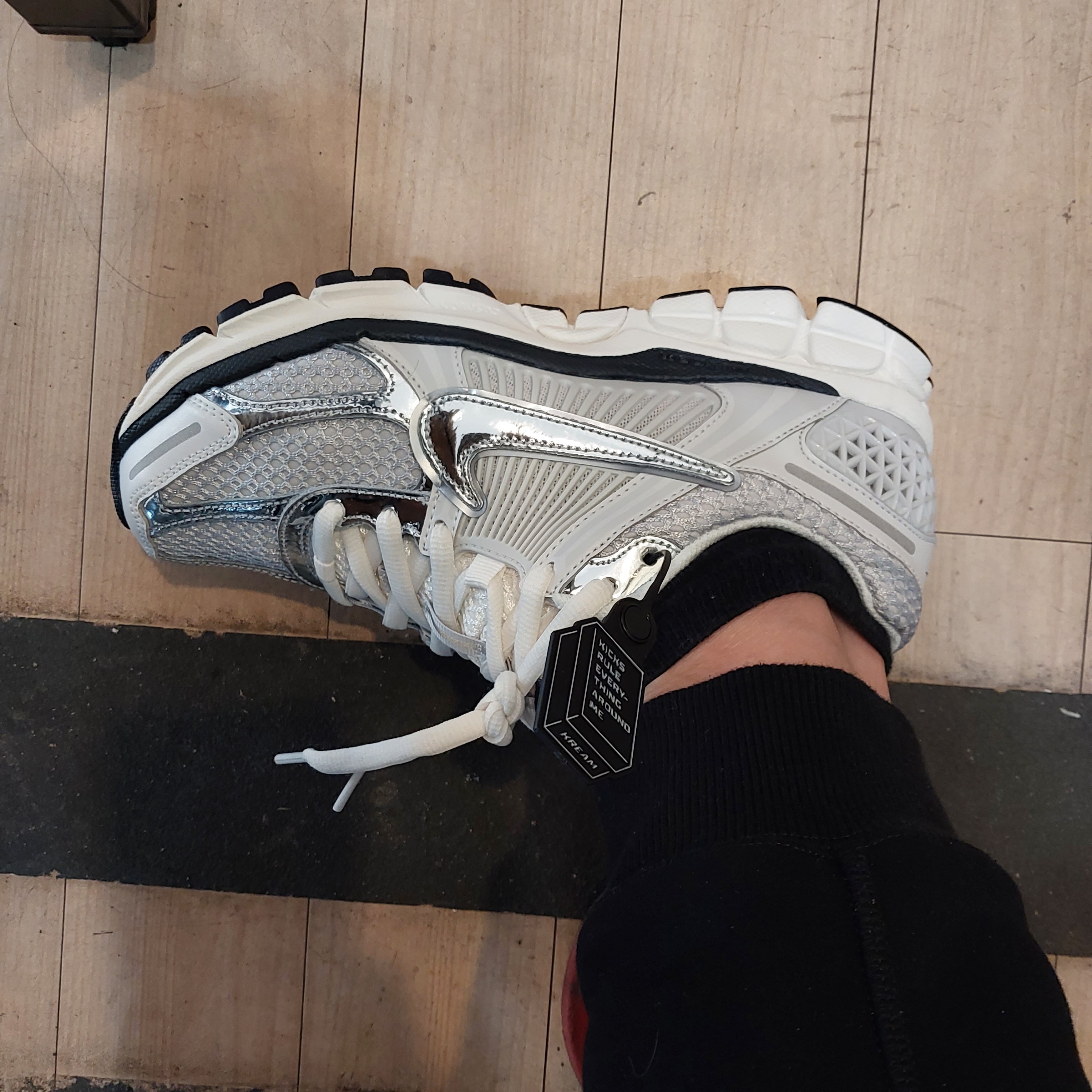 (W) Nike Zoom Vomero 5 Photon Dust and Metallic Silver 착용 스타일 - 2