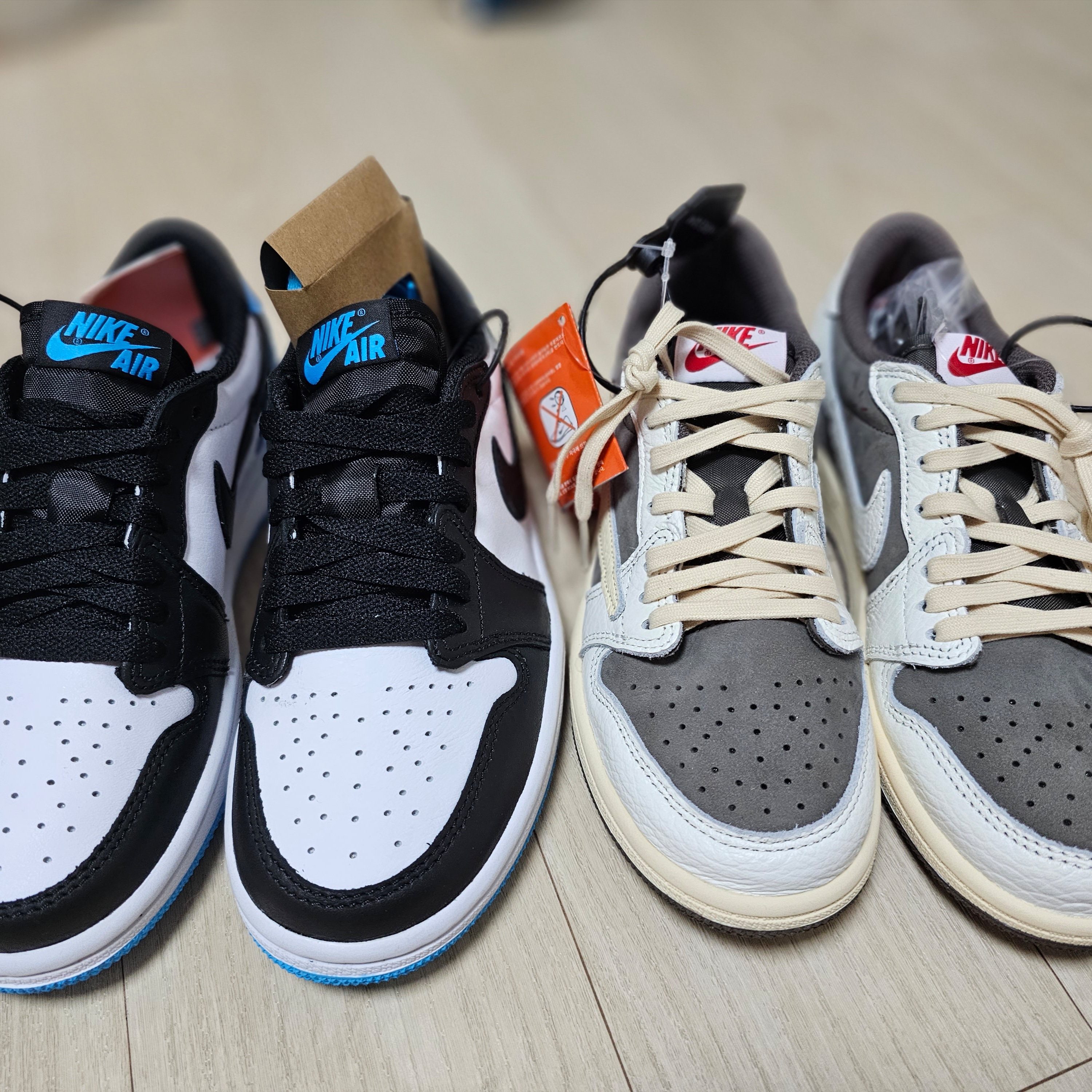 (W) Jordan 1 Retro Low OG Black and Dark Powder Blue, (PS) Jordan 1 x Travis Scott Retro Low OG SP Sail and Ridgerock 착용 스타일 - 4