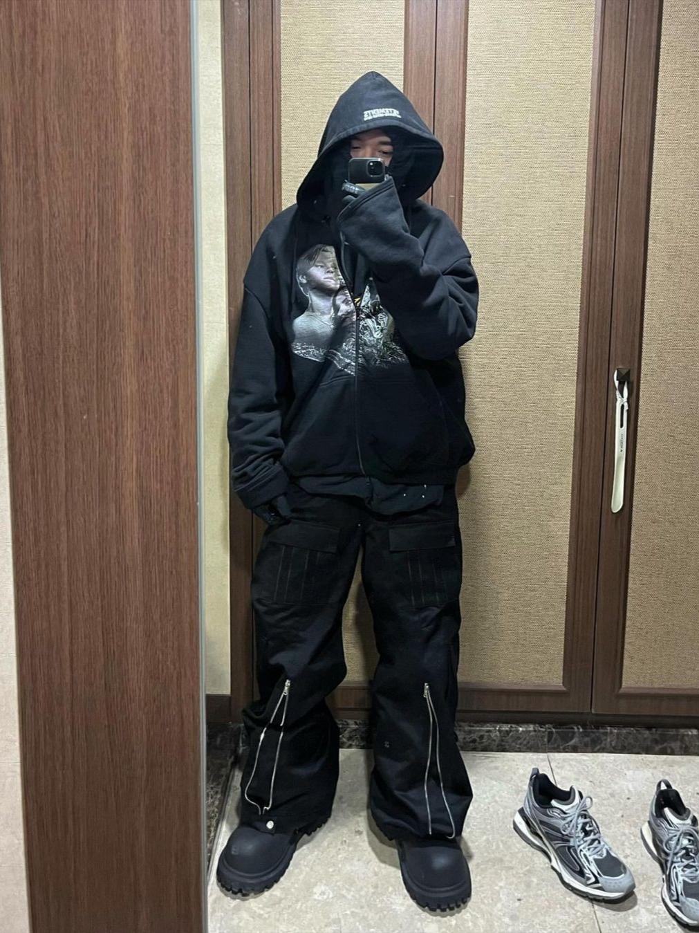 [KREAM 단독] AOP Tetsdo 6 Rail Cargo Pants Black 착용 스타일 - 2