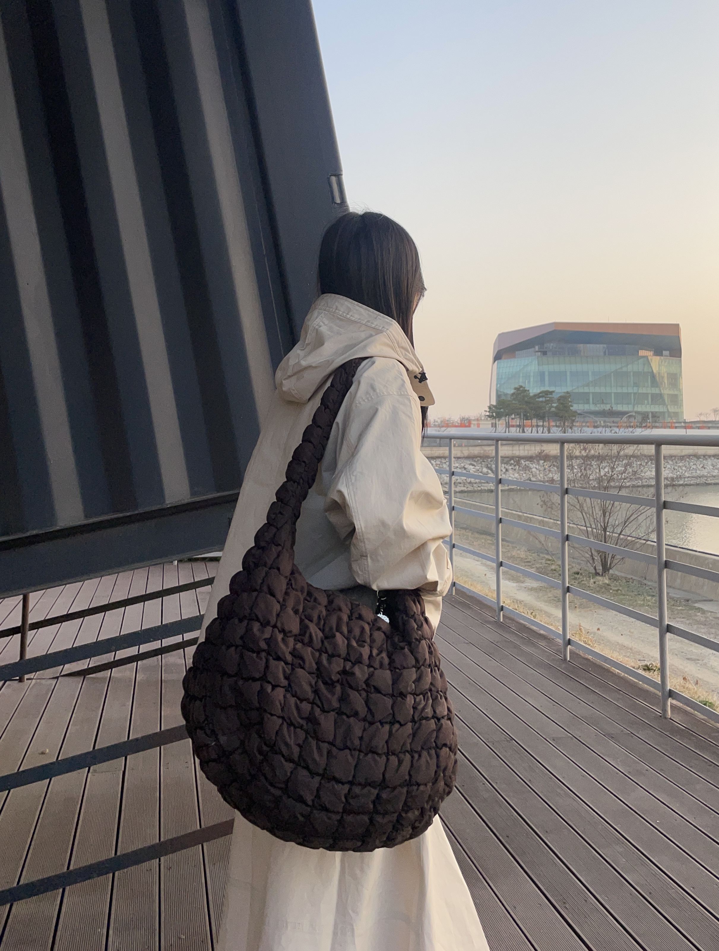 COS Quilted Oversized Shoulder Bag Brown 착용 스타일 - 2
