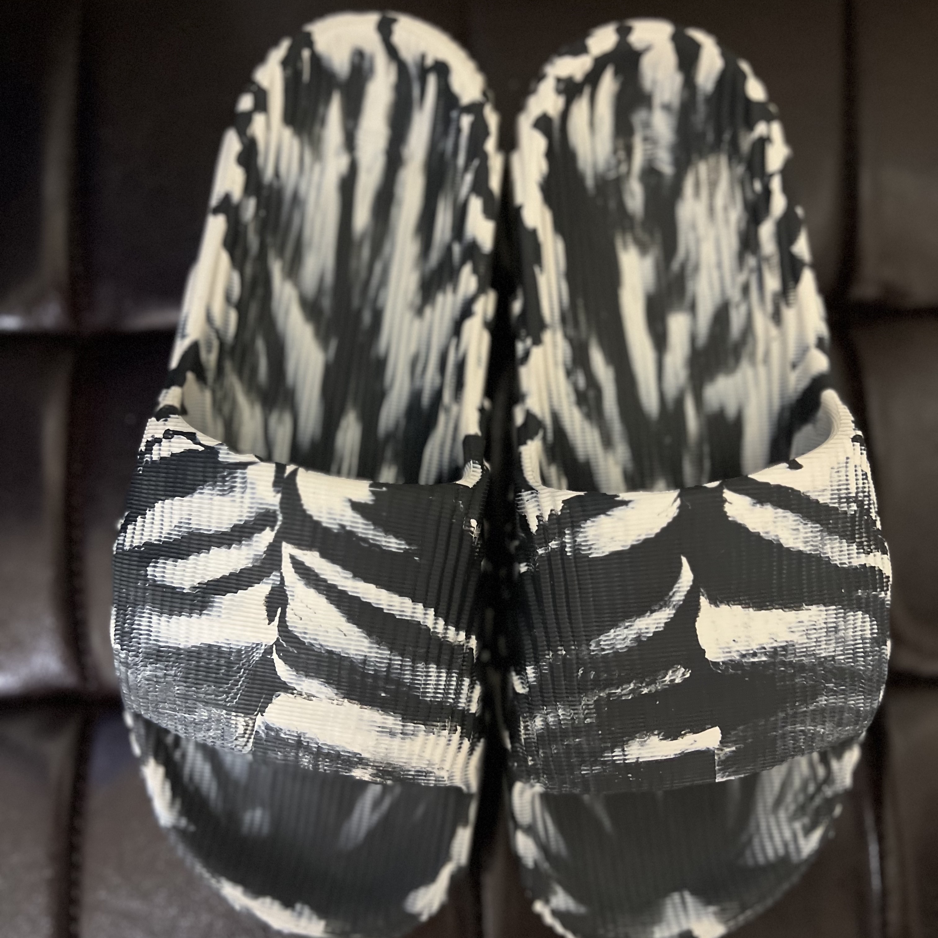 Adidas Adilette 22 Carbon Aluminium 착용 스타일