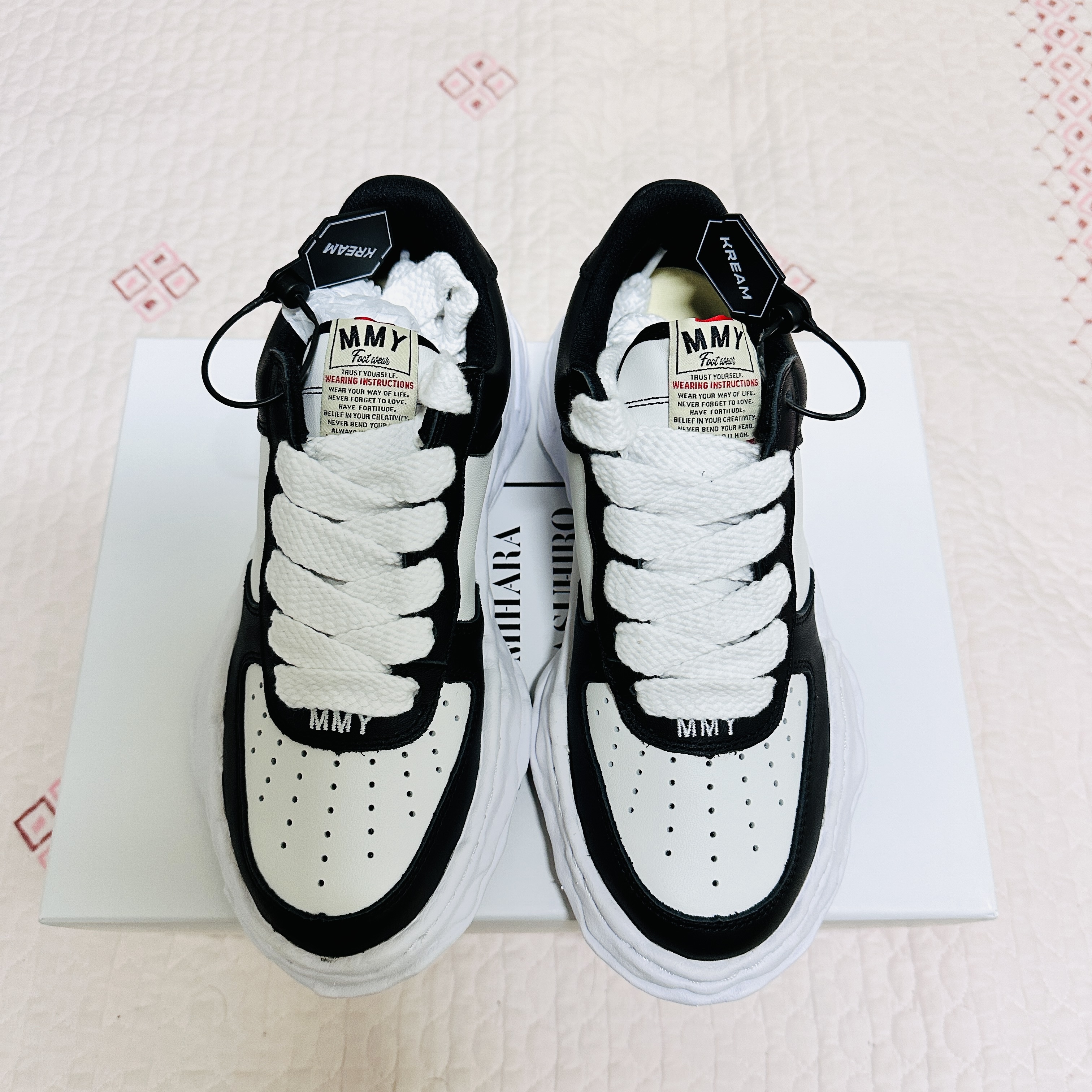 Maison Mihara Yasuhiro Wayne OG Sole Leather Low-top Sneakers Black White 착용 스타일 - 1