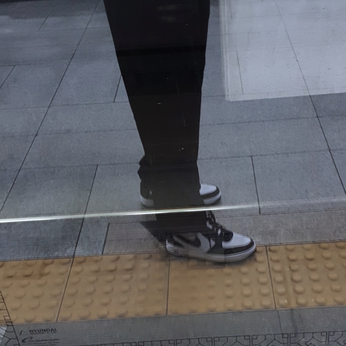 Nike x Stussy Air Force 1 '07 Mid SP Black and Light Bone 착용 스타일