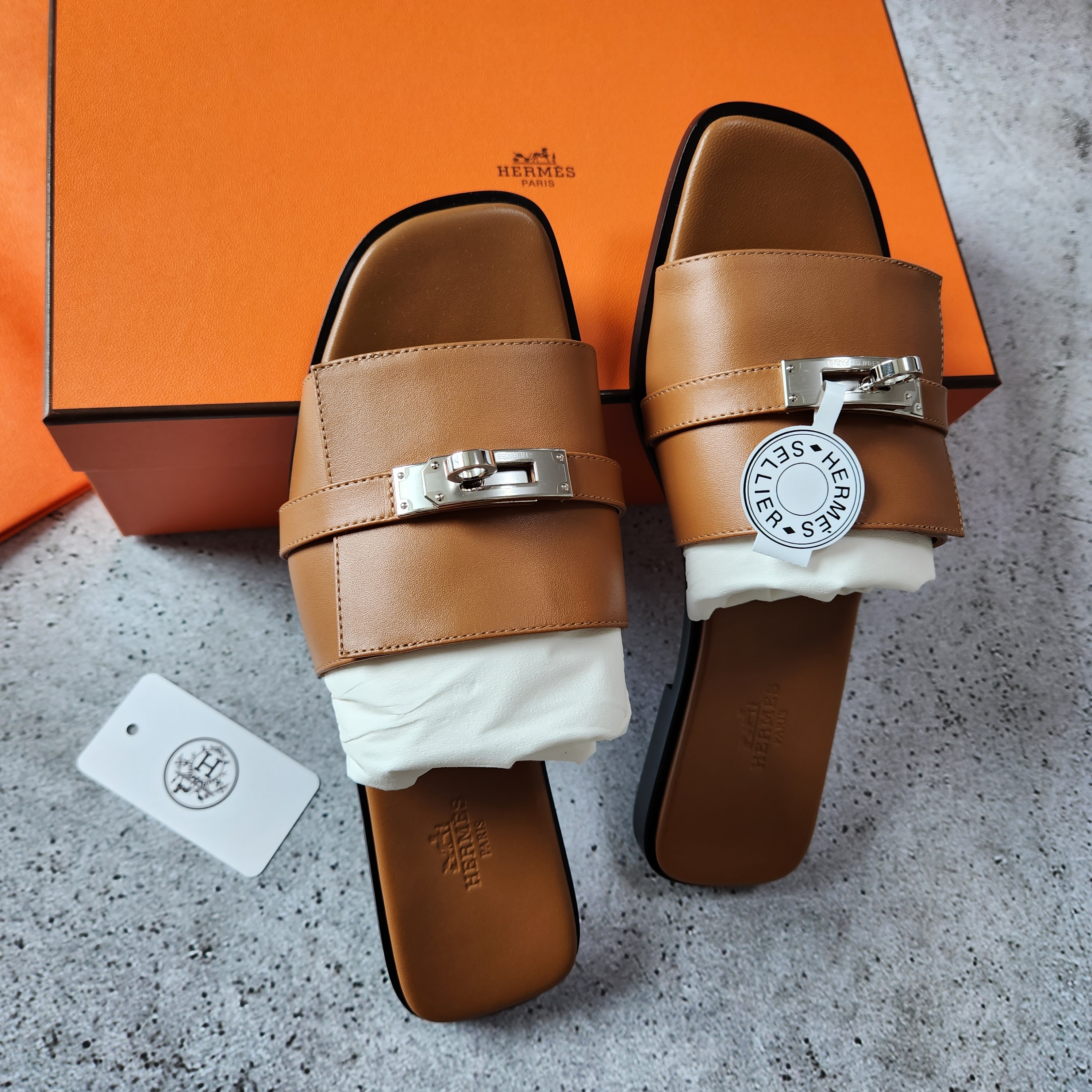 (W) Hermes Giulia Sandal Calfskin & Palladium Naturel 착용 스타일